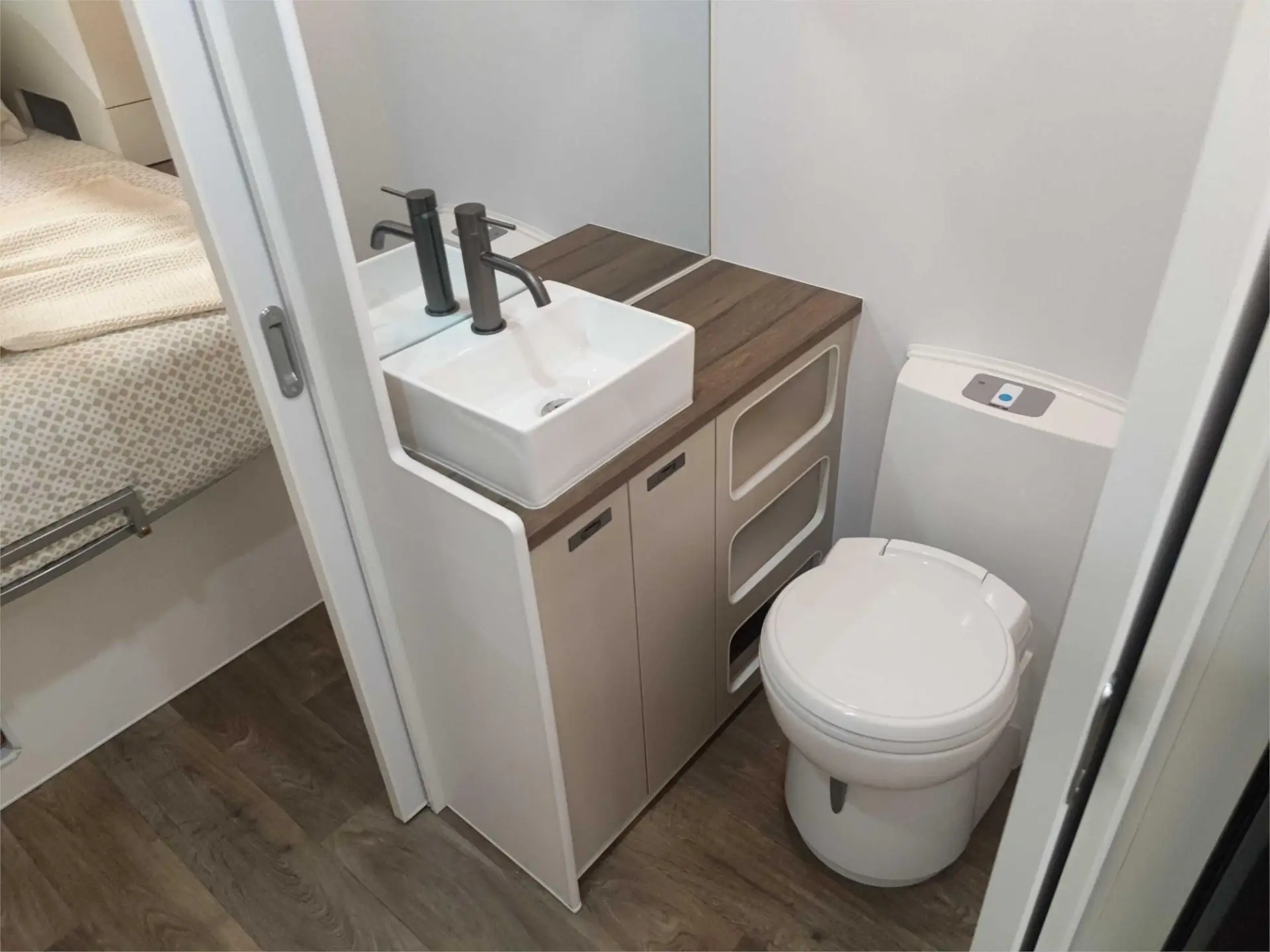 https://media-caravea.syd1.digitaloceanspaces.com/caravans/95EIC15159/exterior-13.webp