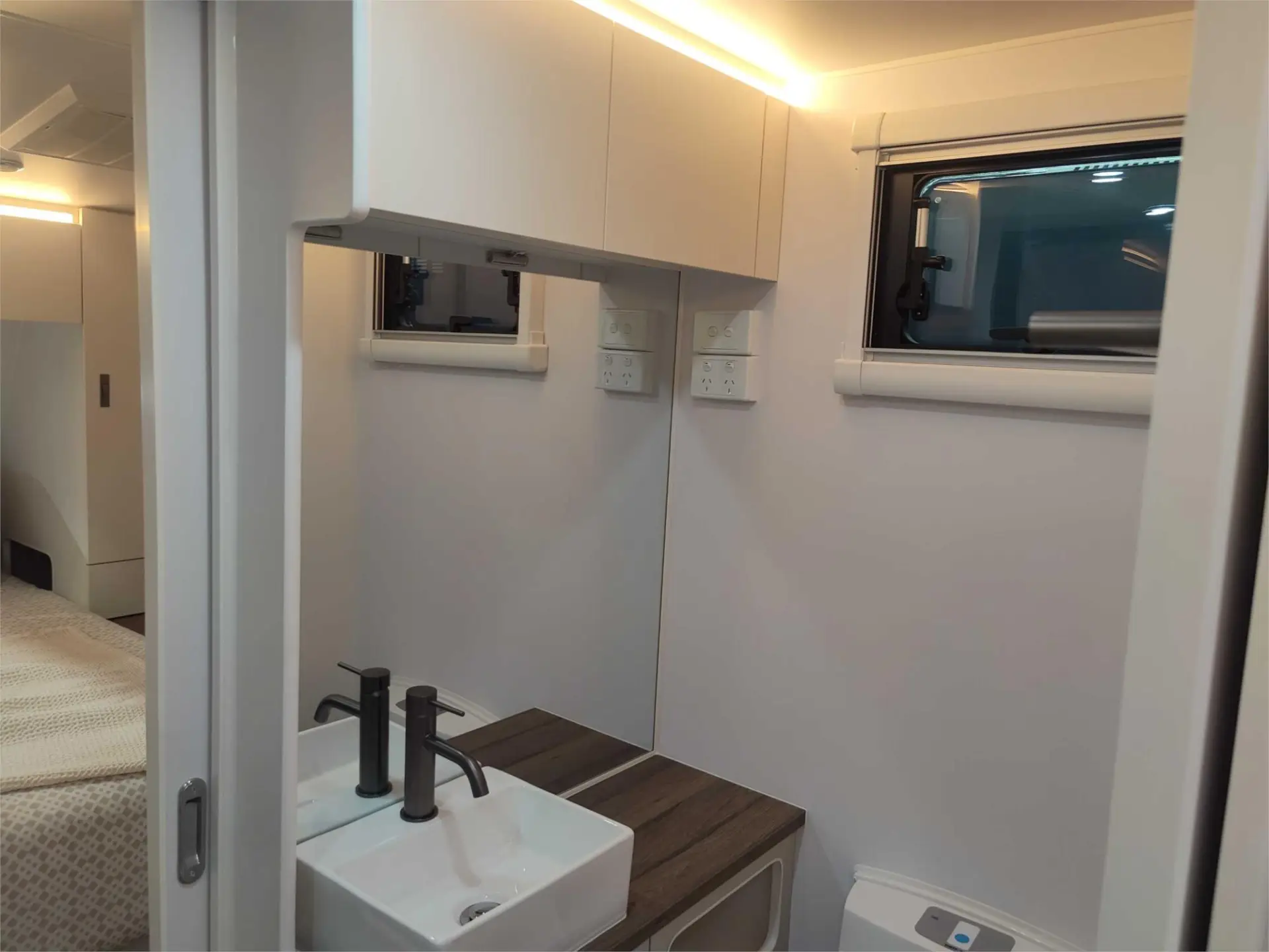 https://media-caravea.syd1.digitaloceanspaces.com/caravans/95EIC15159/exterior-14.webp