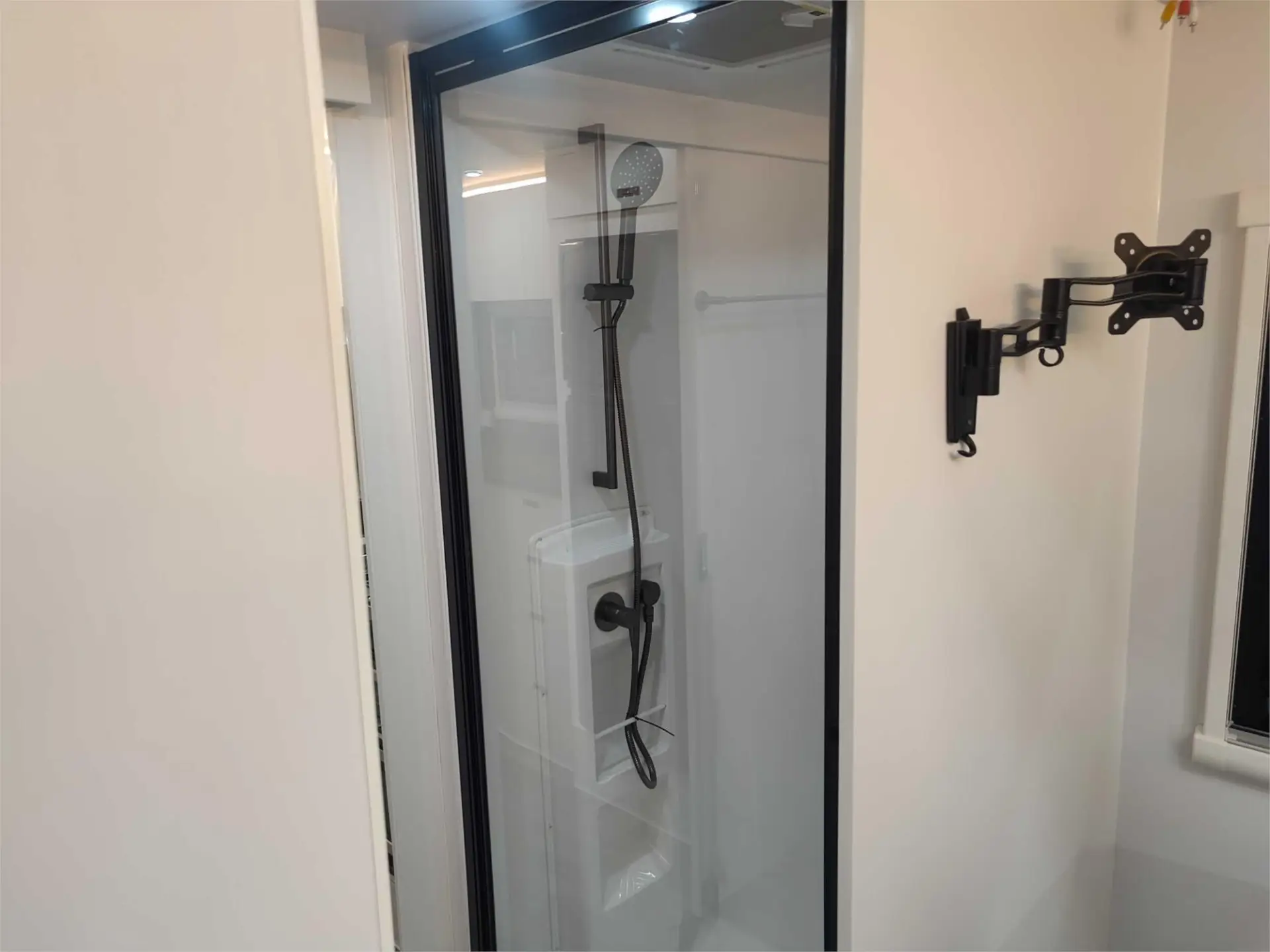 https://media-caravea.syd1.digitaloceanspaces.com/caravans/95EIC15159/exterior-15.webp