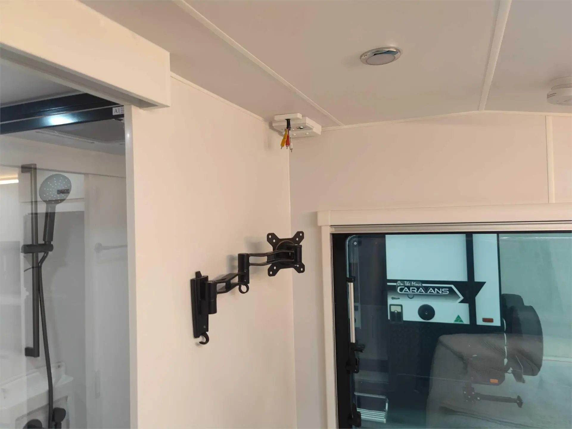 https://media-caravea.syd1.digitaloceanspaces.com/caravans/95EIC15159/exterior-16.webp