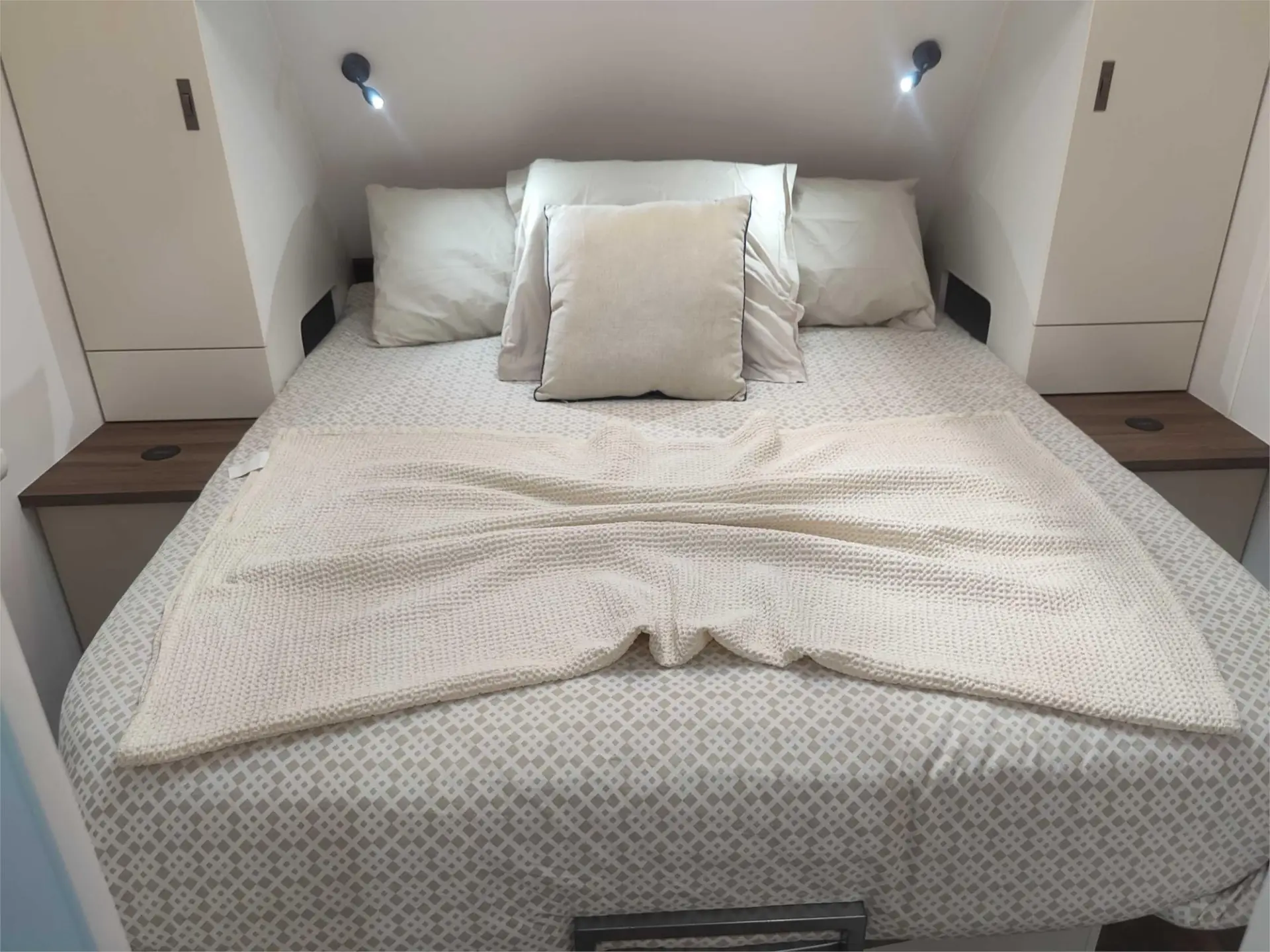 https://media-caravea.syd1.digitaloceanspaces.com/caravans/95EIC15159/exterior-17.webp