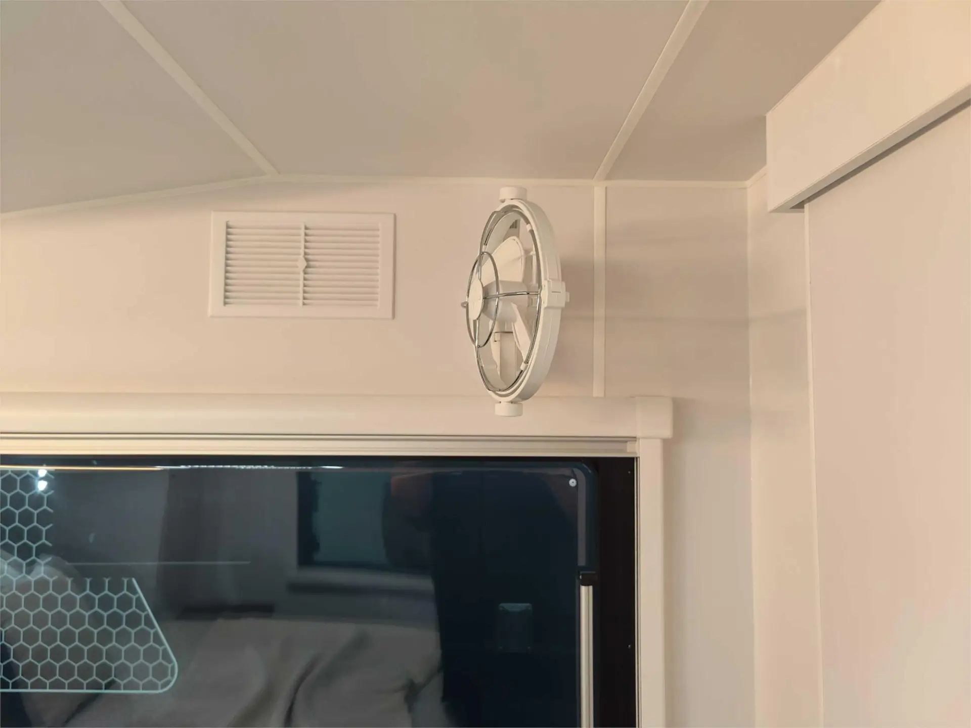 https://media-caravea.syd1.digitaloceanspaces.com/caravans/95EIC15159/exterior-19.webp