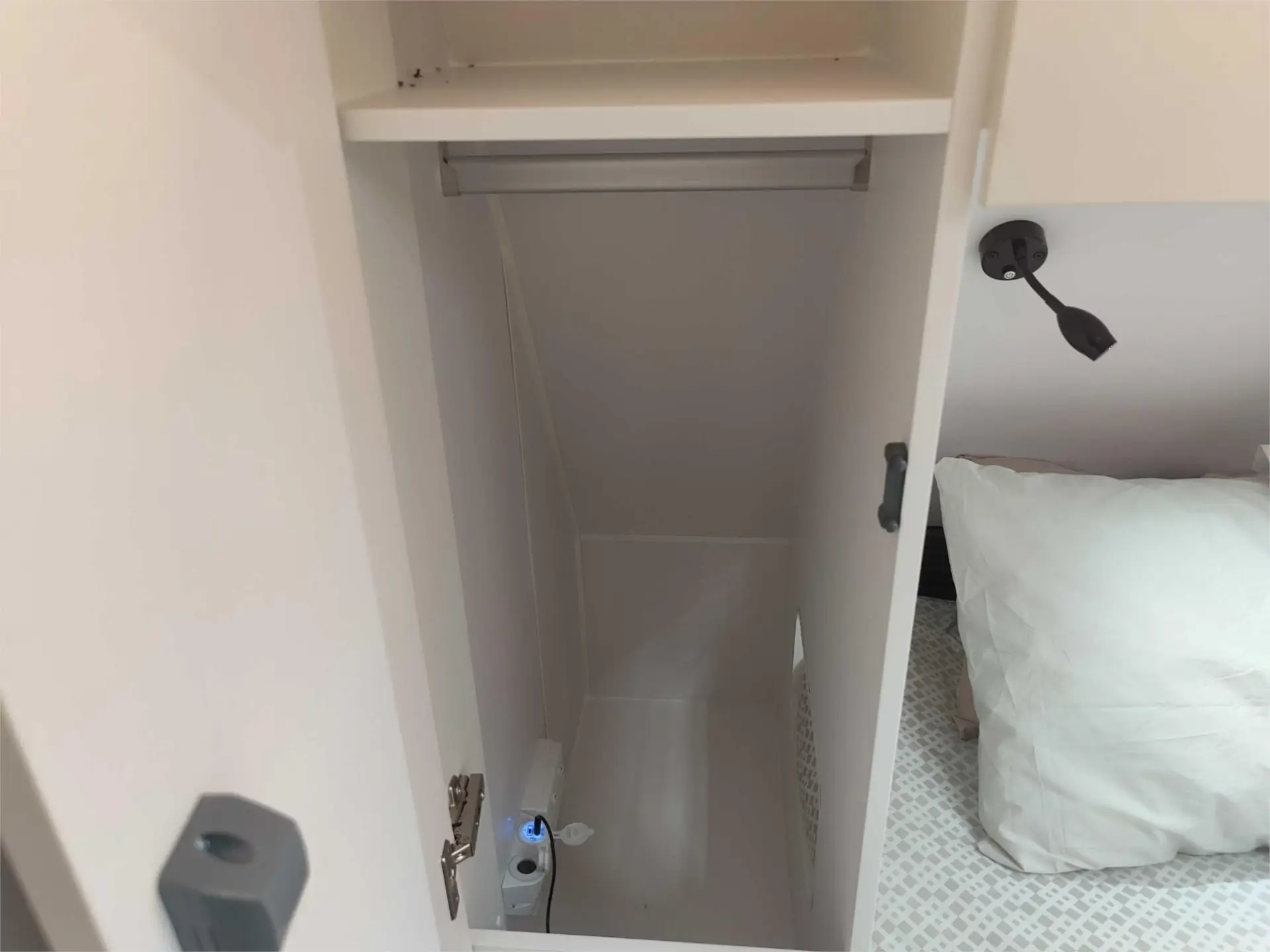 https://media-caravea.syd1.digitaloceanspaces.com/caravans/95EIC15159/exterior-23.webp