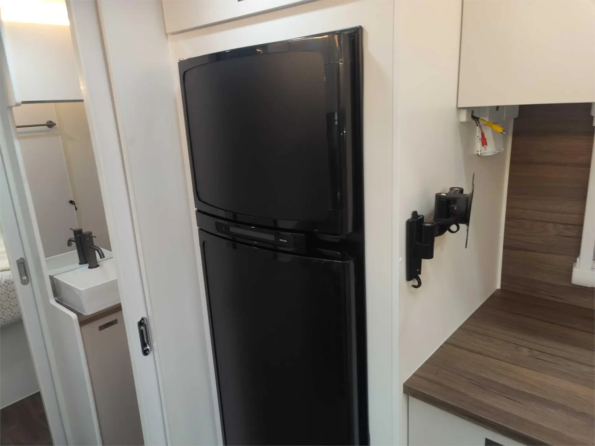 https://media-caravea.syd1.digitaloceanspaces.com/caravans/95EIC15159/exterior-24.webp