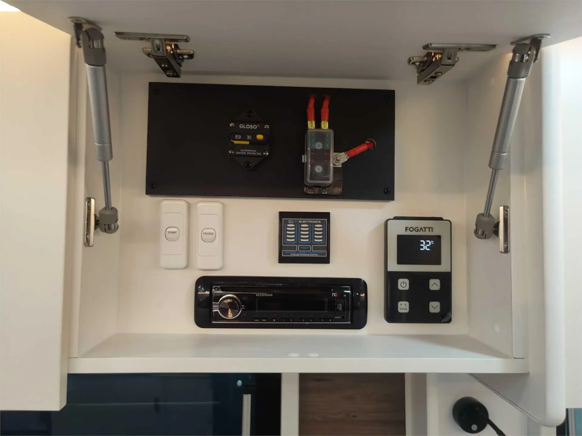 https://media-caravea.syd1.digitaloceanspaces.com/caravans/95EIC15159/exterior-25.webp