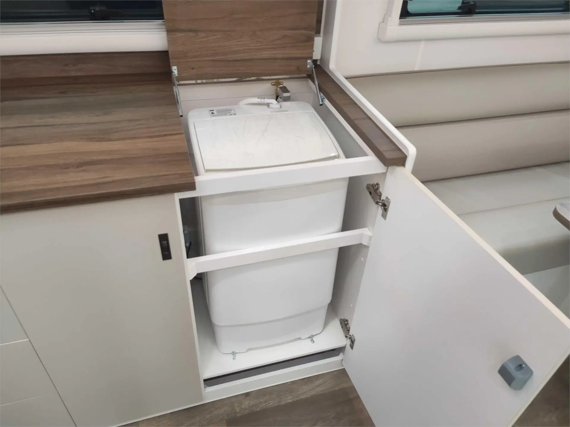 https://media-caravea.syd1.digitaloceanspaces.com/caravans/95EIC15159/exterior-26.webp