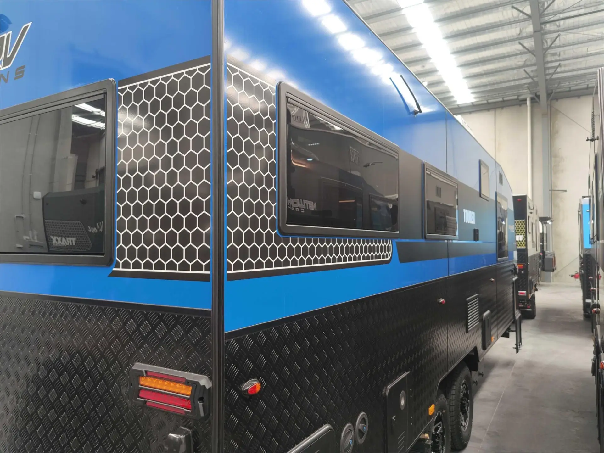 https://media-caravea.syd1.digitaloceanspaces.com/caravans/95EIC15159/exterior-28.webp