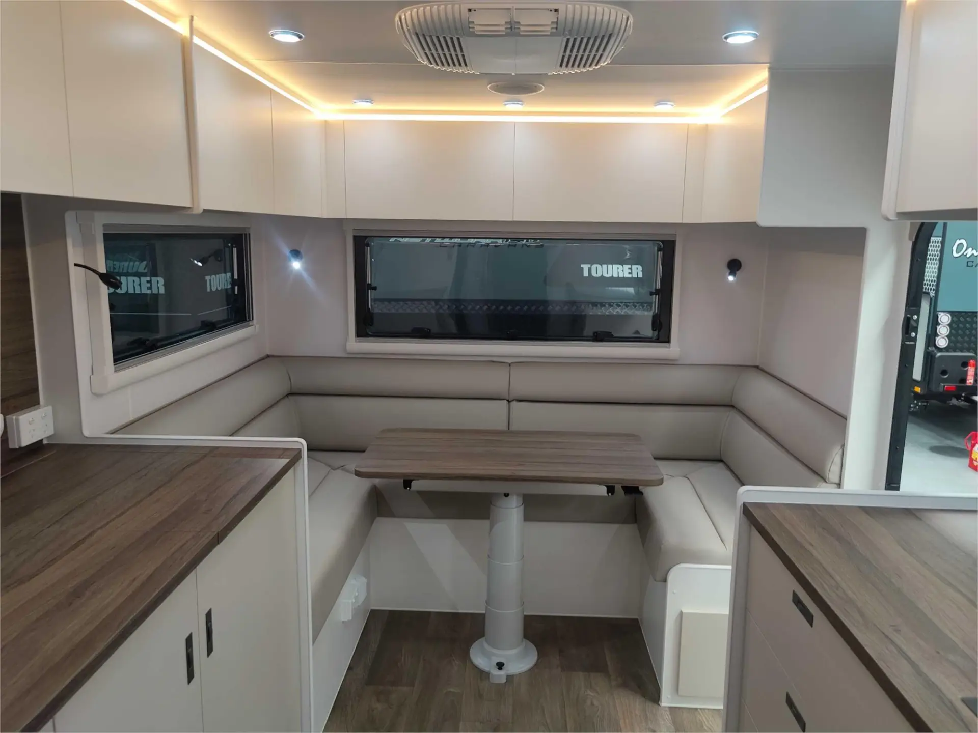 https://media-caravea.syd1.digitaloceanspaces.com/caravans/95EIC15159/exterior-4.webp