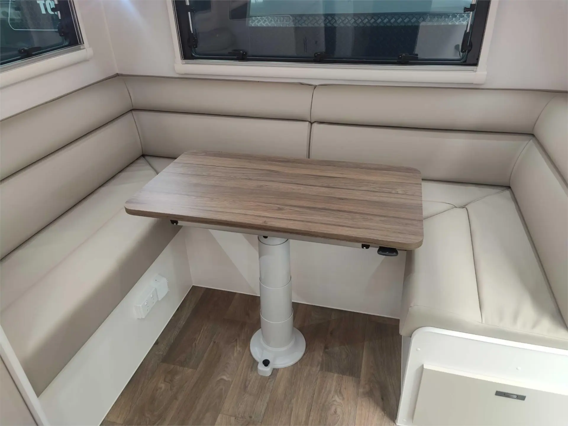 https://media-caravea.syd1.digitaloceanspaces.com/caravans/95EIC15159/exterior-5.webp