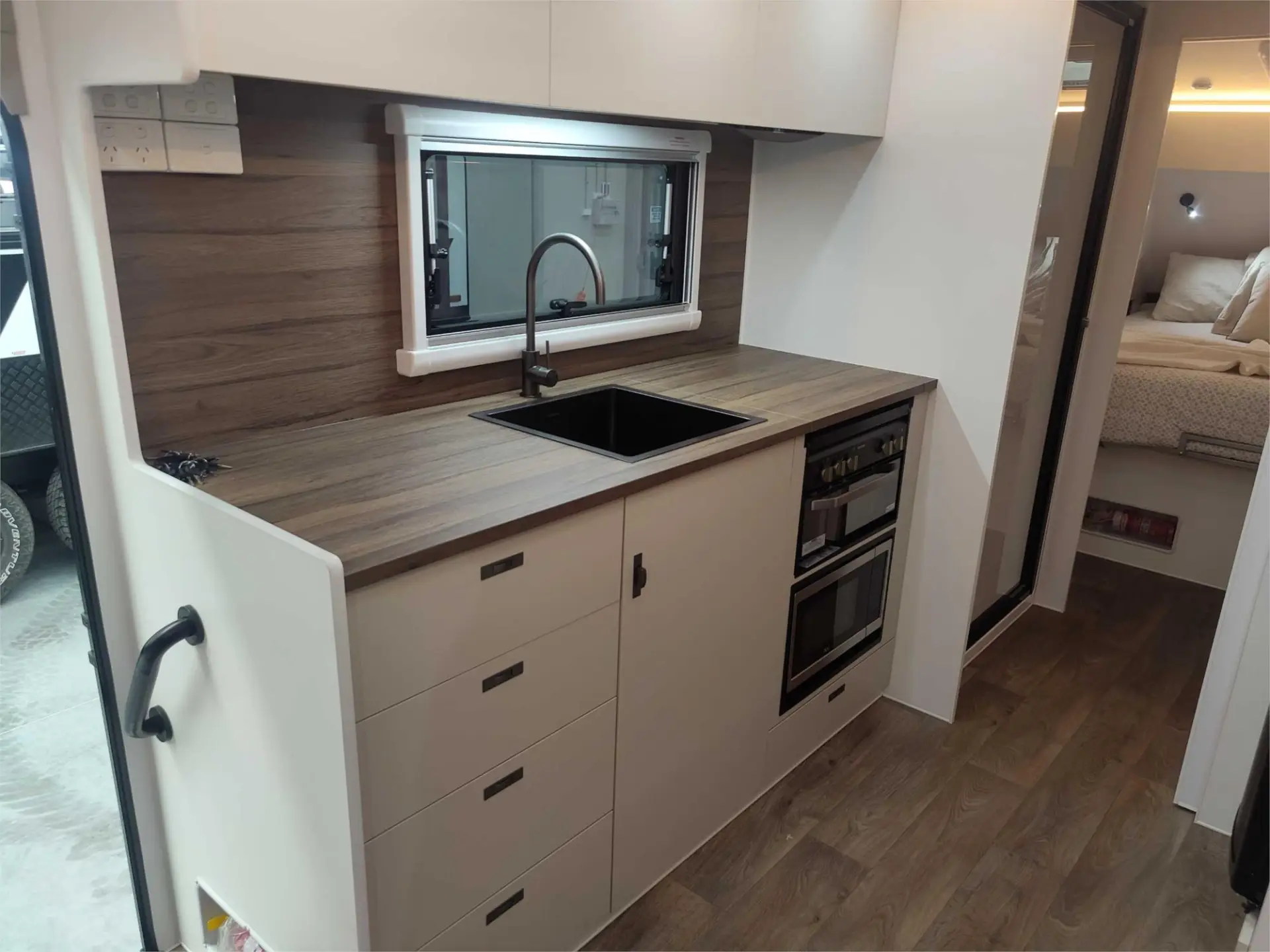 https://media-caravea.syd1.digitaloceanspaces.com/caravans/95EIC15159/exterior-7.webp