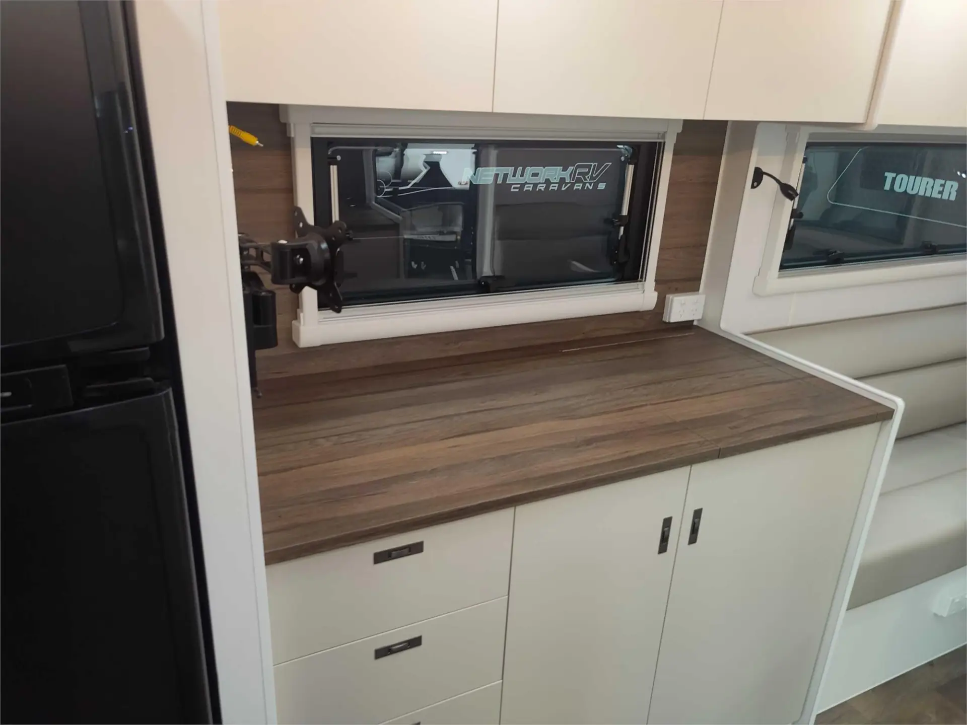 https://media-caravea.syd1.digitaloceanspaces.com/caravans/95EIC15159/exterior-8.webp