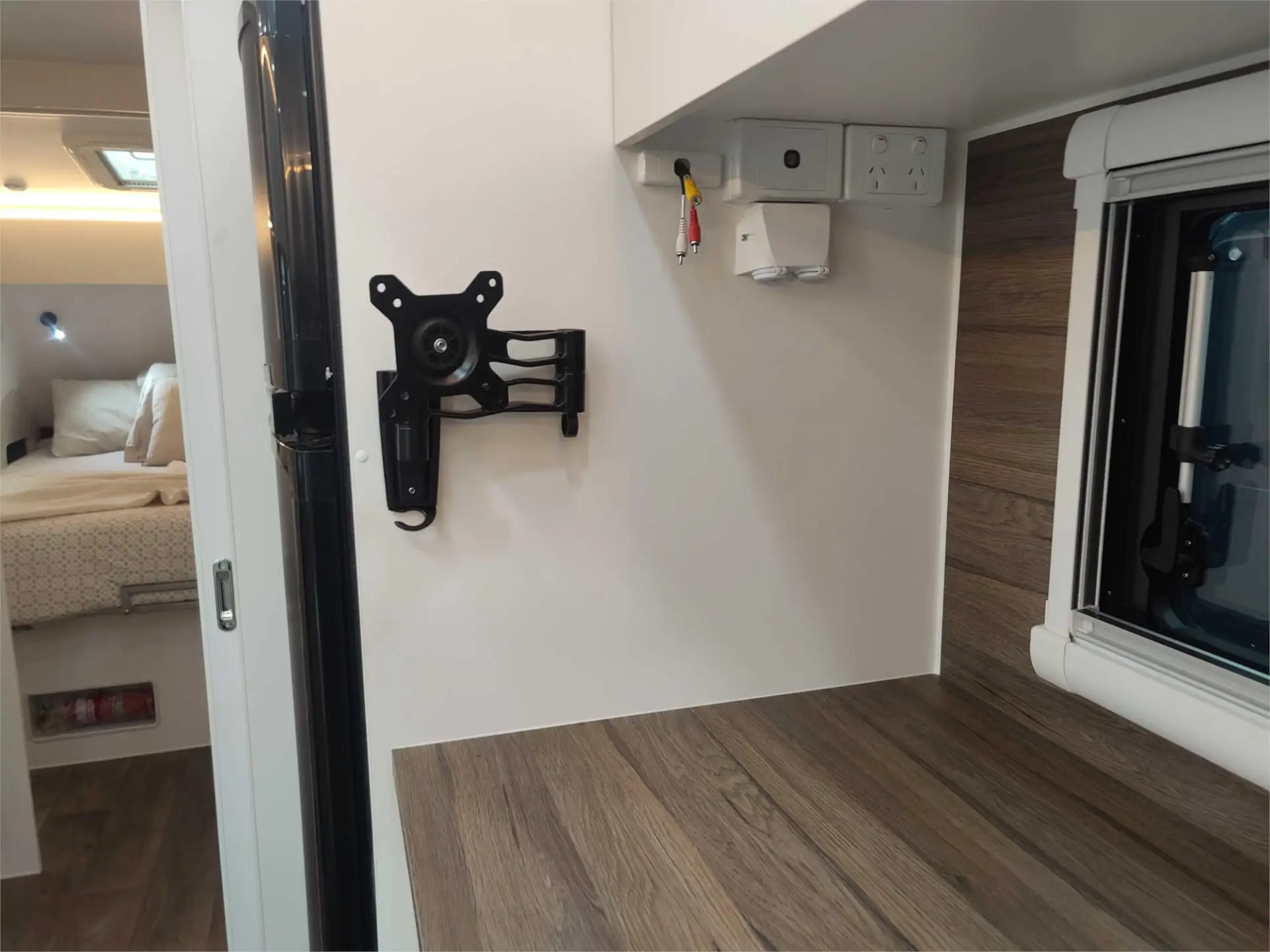 https://media-caravea.syd1.digitaloceanspaces.com/caravans/95EIC15159/exterior-9.webp