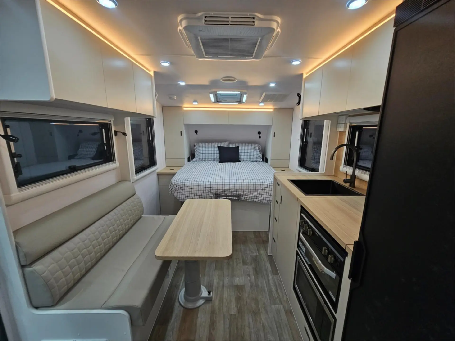 https://media-caravea.syd1.digitaloceanspaces.com/caravans/95EIC15233/exterior-11.webp
