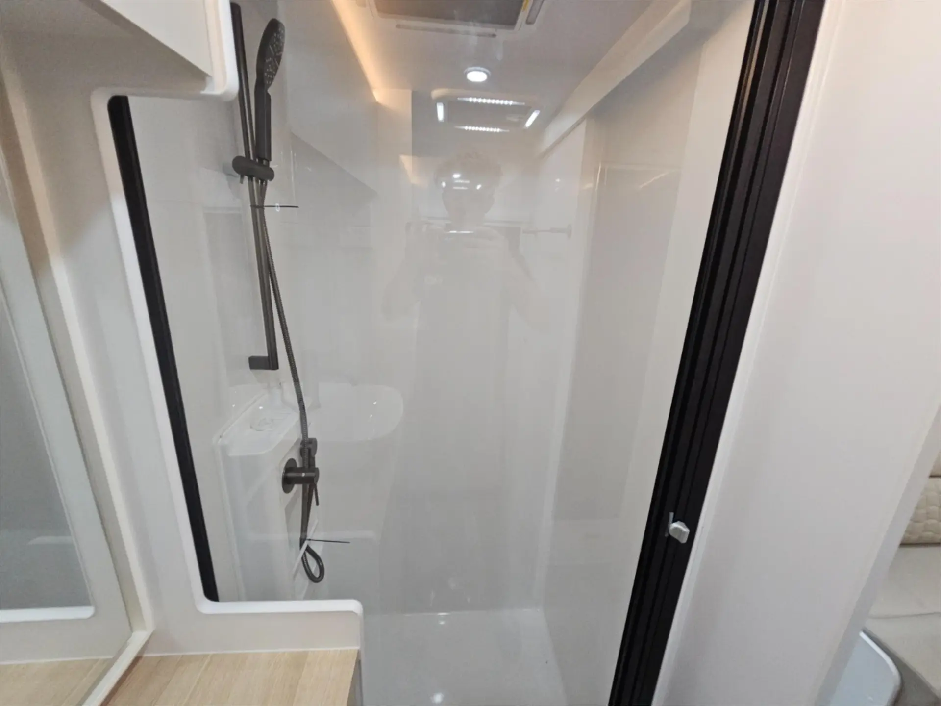https://media-caravea.syd1.digitaloceanspaces.com/caravans/95EIC15233/exterior-14.webp
