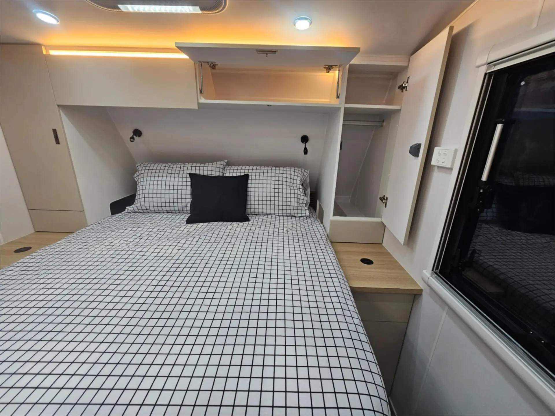 https://media-caravea.syd1.digitaloceanspaces.com/caravans/95EIC15233/exterior-15.webp