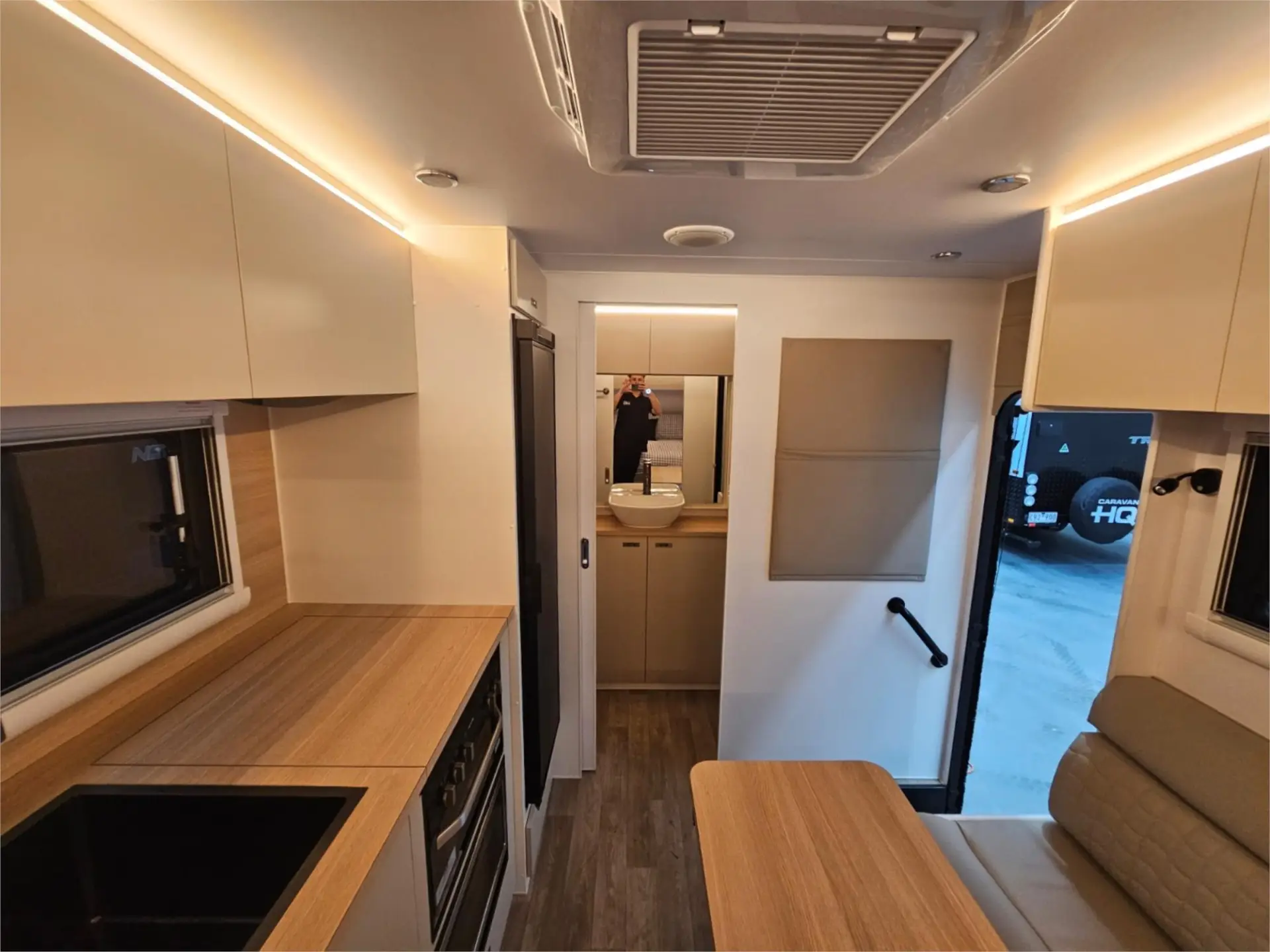 https://media-caravea.syd1.digitaloceanspaces.com/caravans/95EIC15233/exterior-16.webp