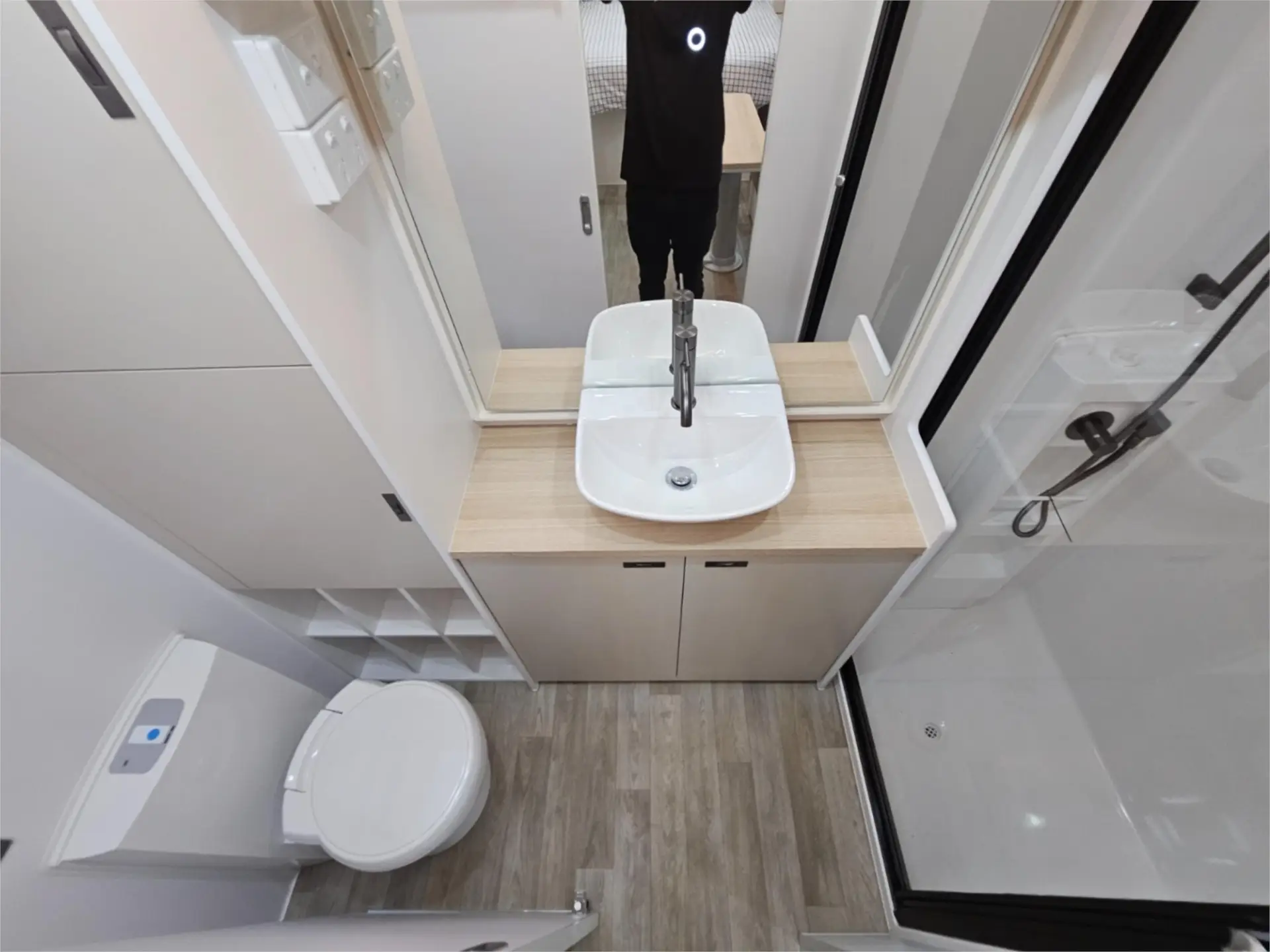 https://media-caravea.syd1.digitaloceanspaces.com/caravans/95EIC15233/exterior-17.webp