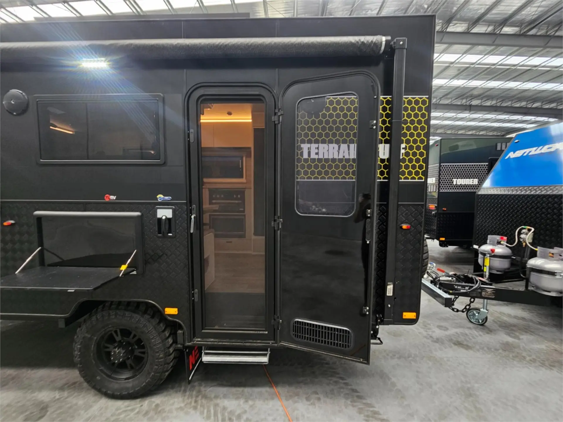 https://media-caravea.syd1.digitaloceanspaces.com/caravans/95EIC15233/exterior-22.webp