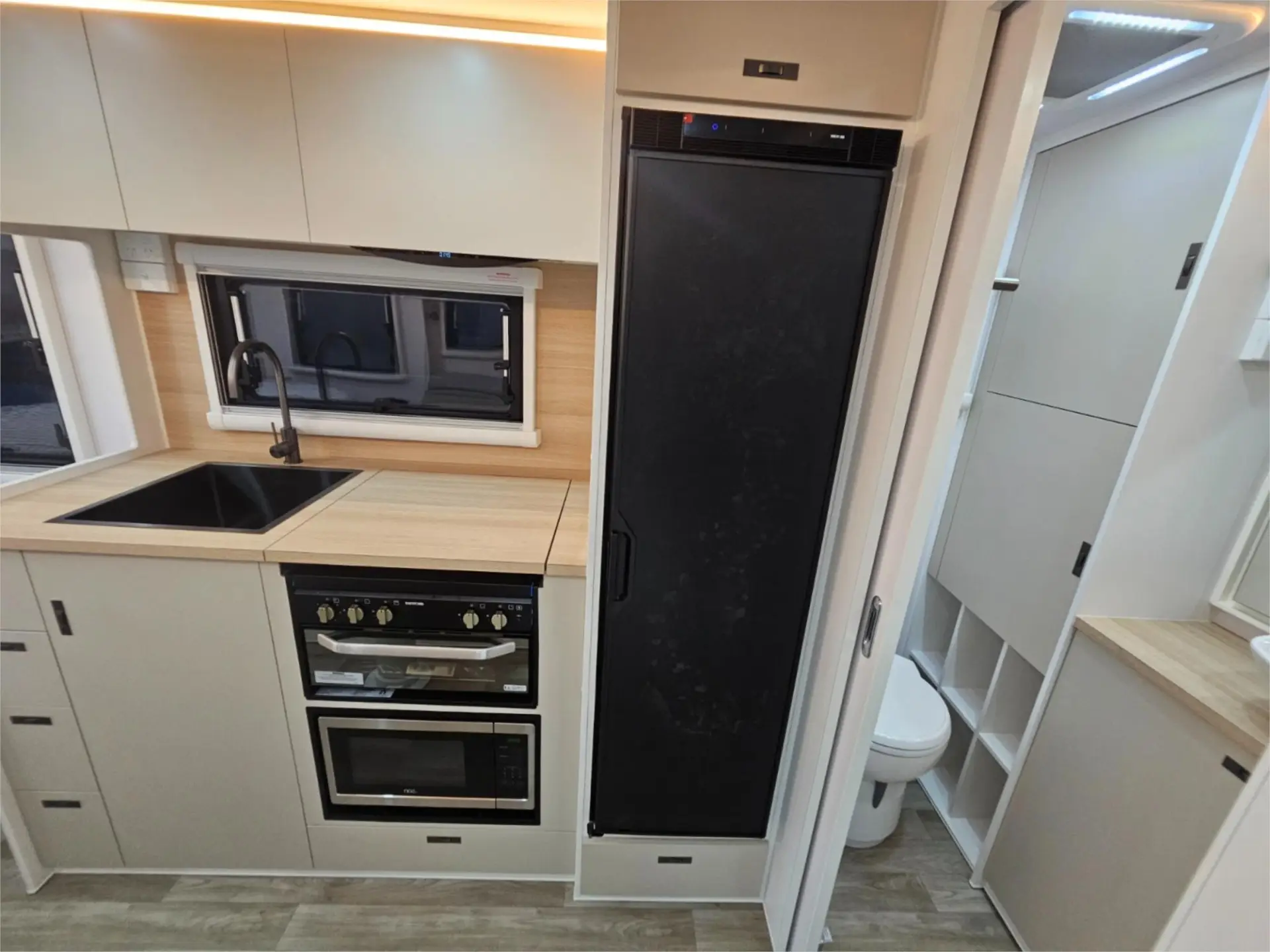 https://media-caravea.syd1.digitaloceanspaces.com/caravans/95EIC15233/exterior-6.webp