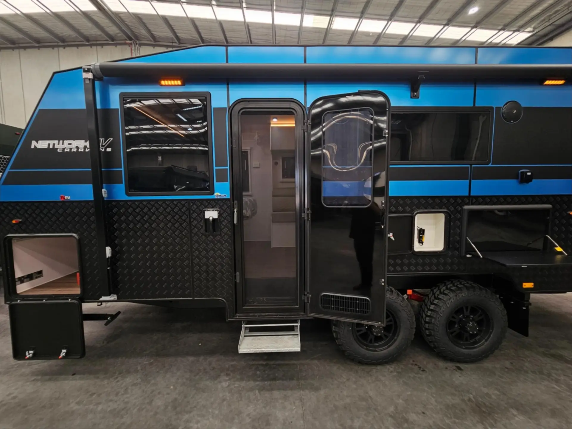https://media-caravea.syd1.digitaloceanspaces.com/caravans/95EIC15234/exterior-10.webp