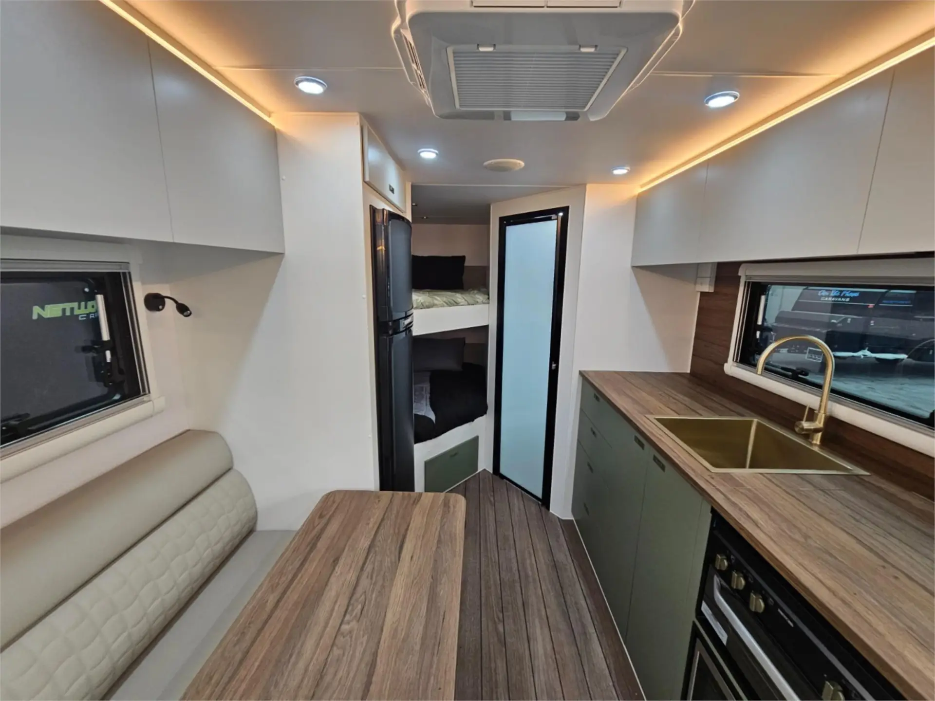 https://media-caravea.syd1.digitaloceanspaces.com/caravans/95EIC15234/exterior-13.webp
