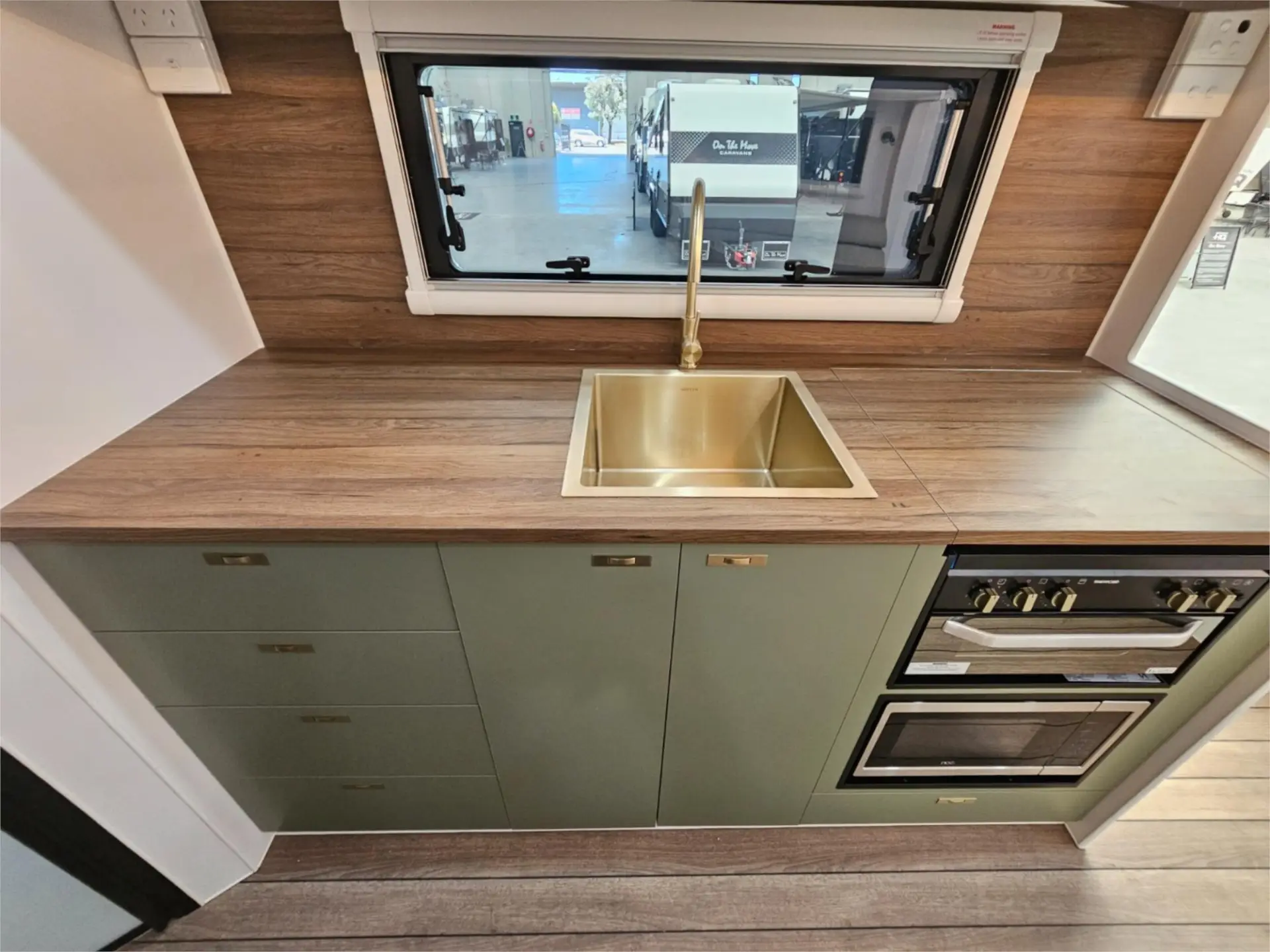 https://media-caravea.syd1.digitaloceanspaces.com/caravans/95EIC15234/exterior-16.webp