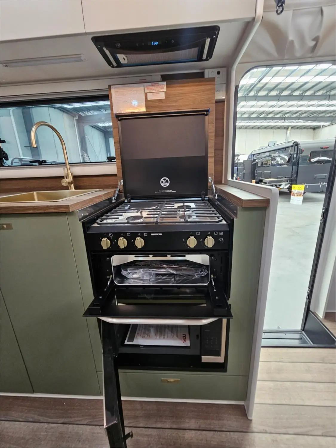 https://media-caravea.syd1.digitaloceanspaces.com/caravans/95EIC15234/exterior-17.webp