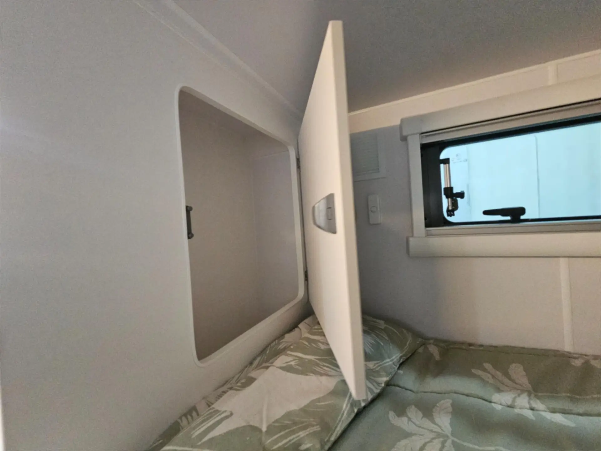 https://media-caravea.syd1.digitaloceanspaces.com/caravans/95EIC15234/exterior-25.webp