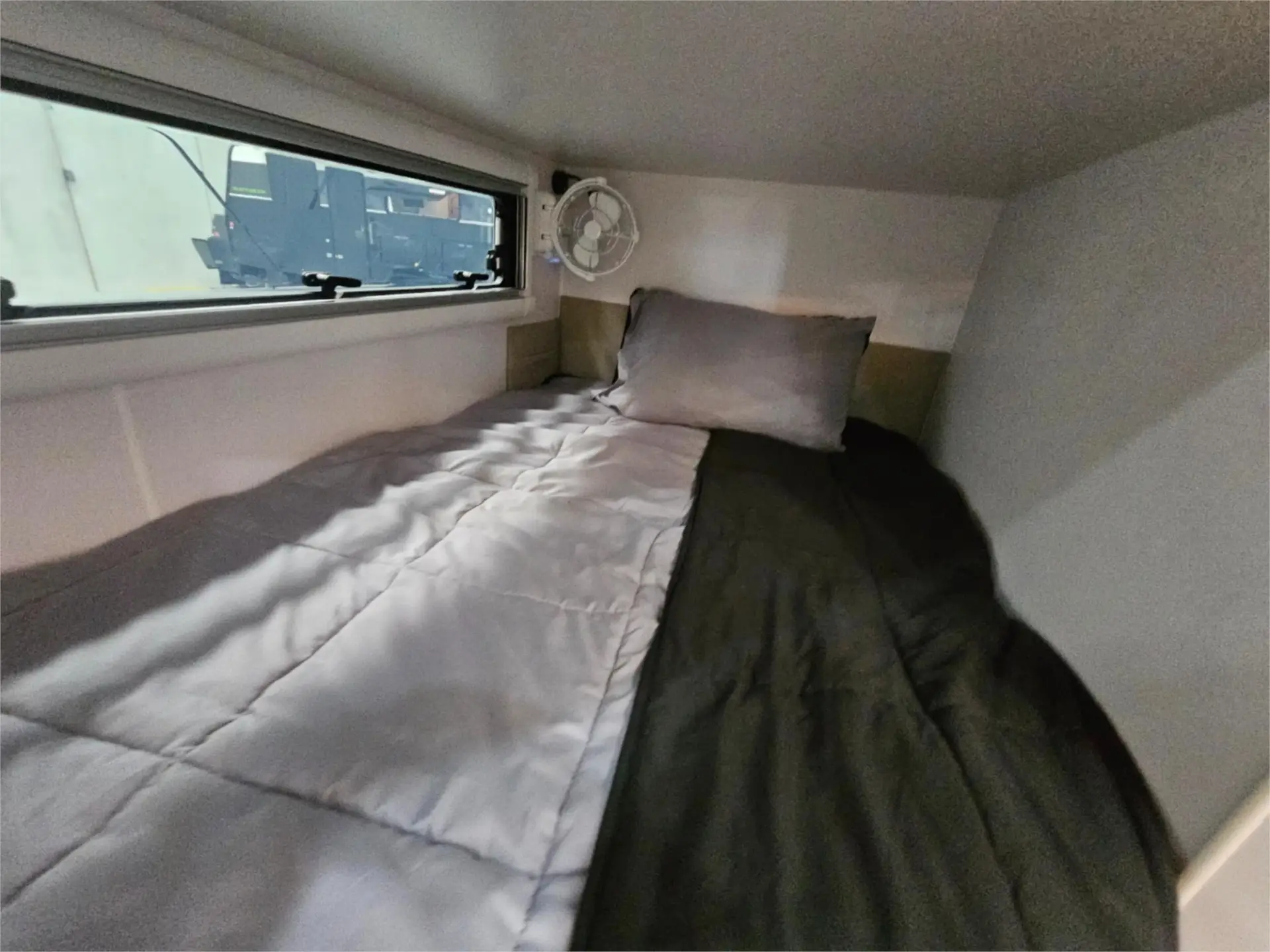 https://media-caravea.syd1.digitaloceanspaces.com/caravans/95EIC15234/exterior-26.webp