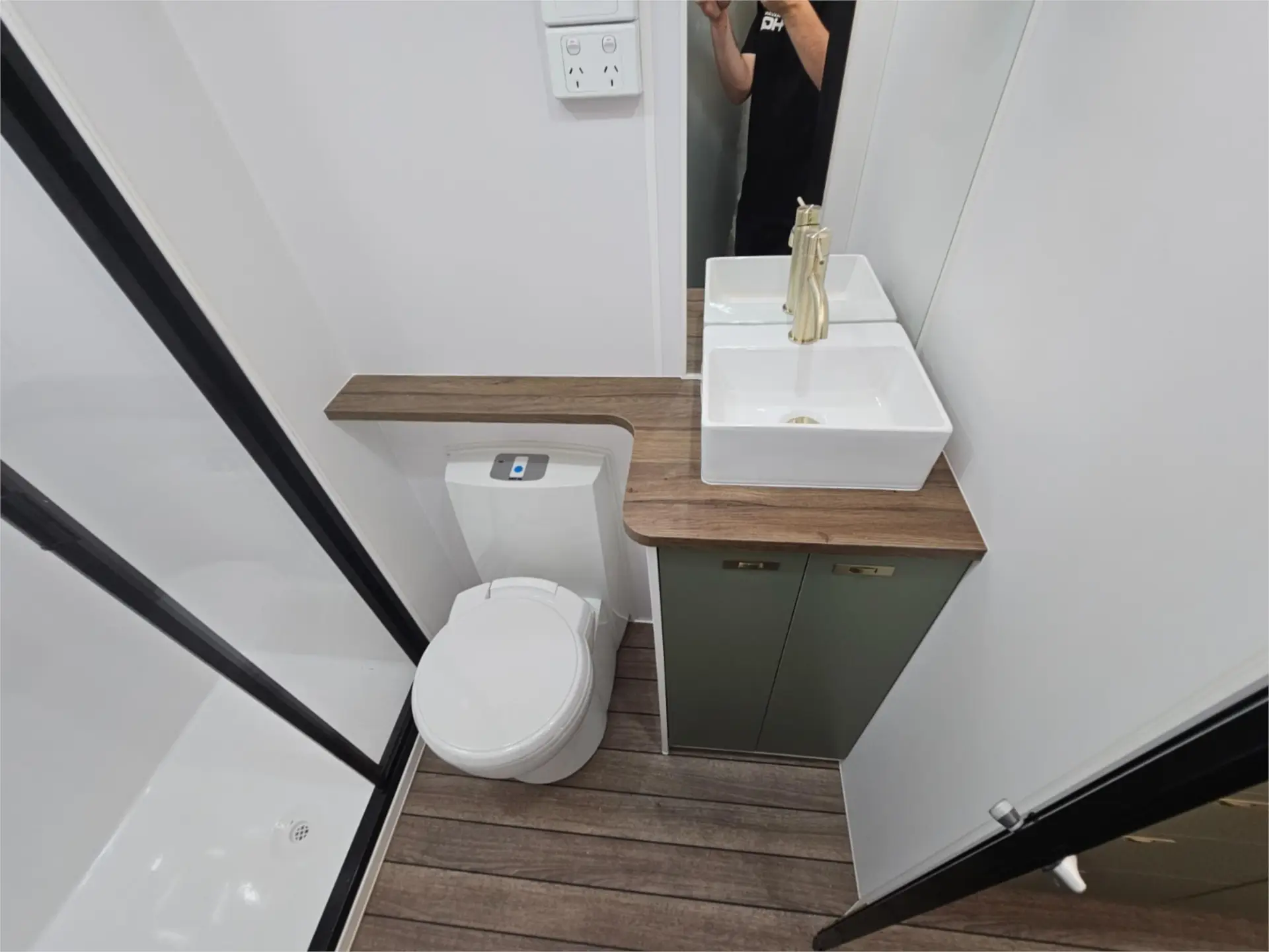 https://media-caravea.syd1.digitaloceanspaces.com/caravans/95EIC15234/exterior-30.webp