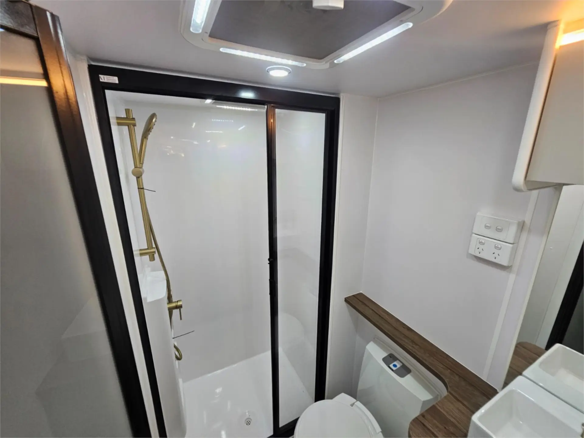 https://media-caravea.syd1.digitaloceanspaces.com/caravans/95EIC15234/exterior-32.webp