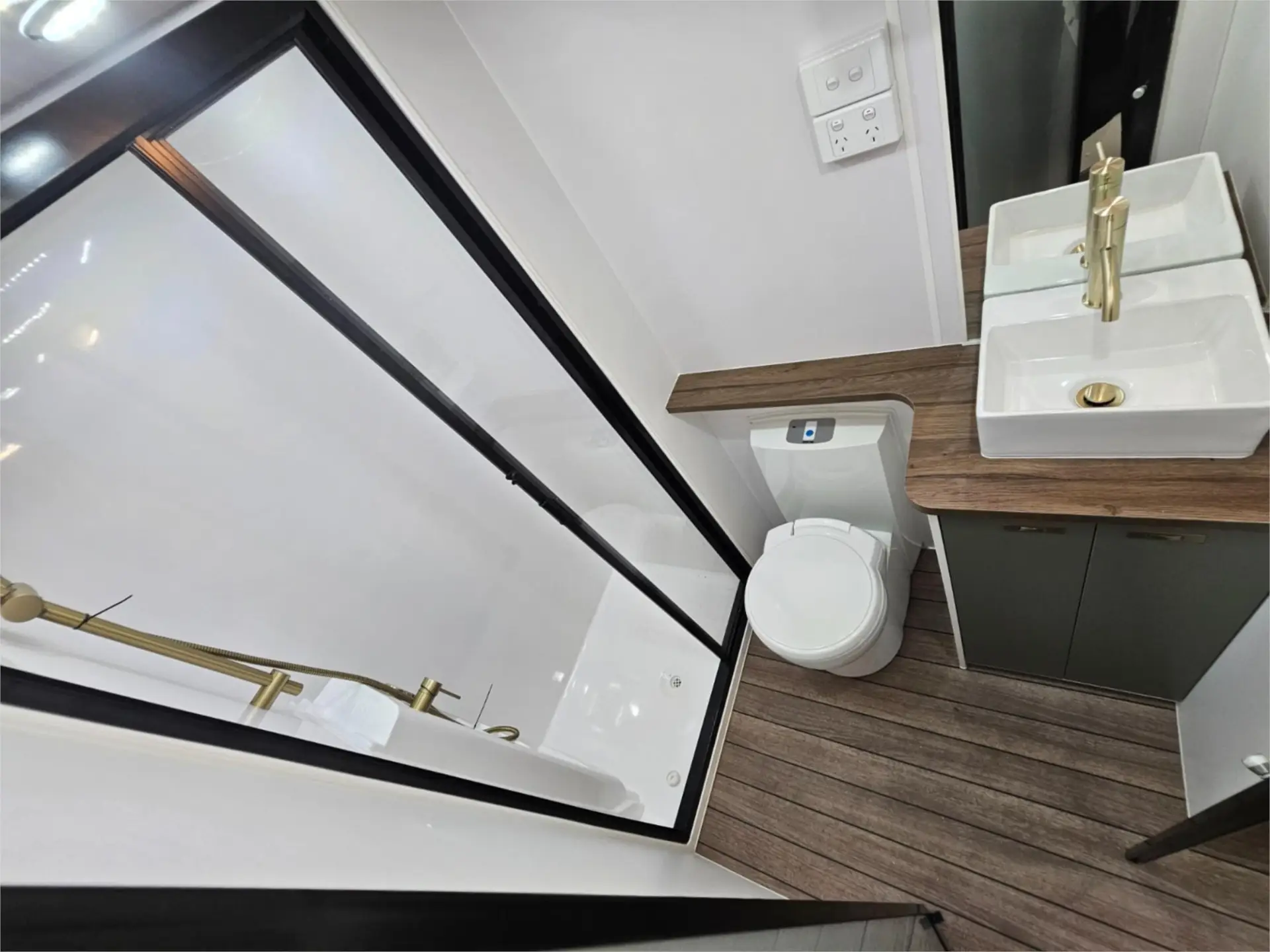 https://media-caravea.syd1.digitaloceanspaces.com/caravans/95EIC15234/exterior-34.webp