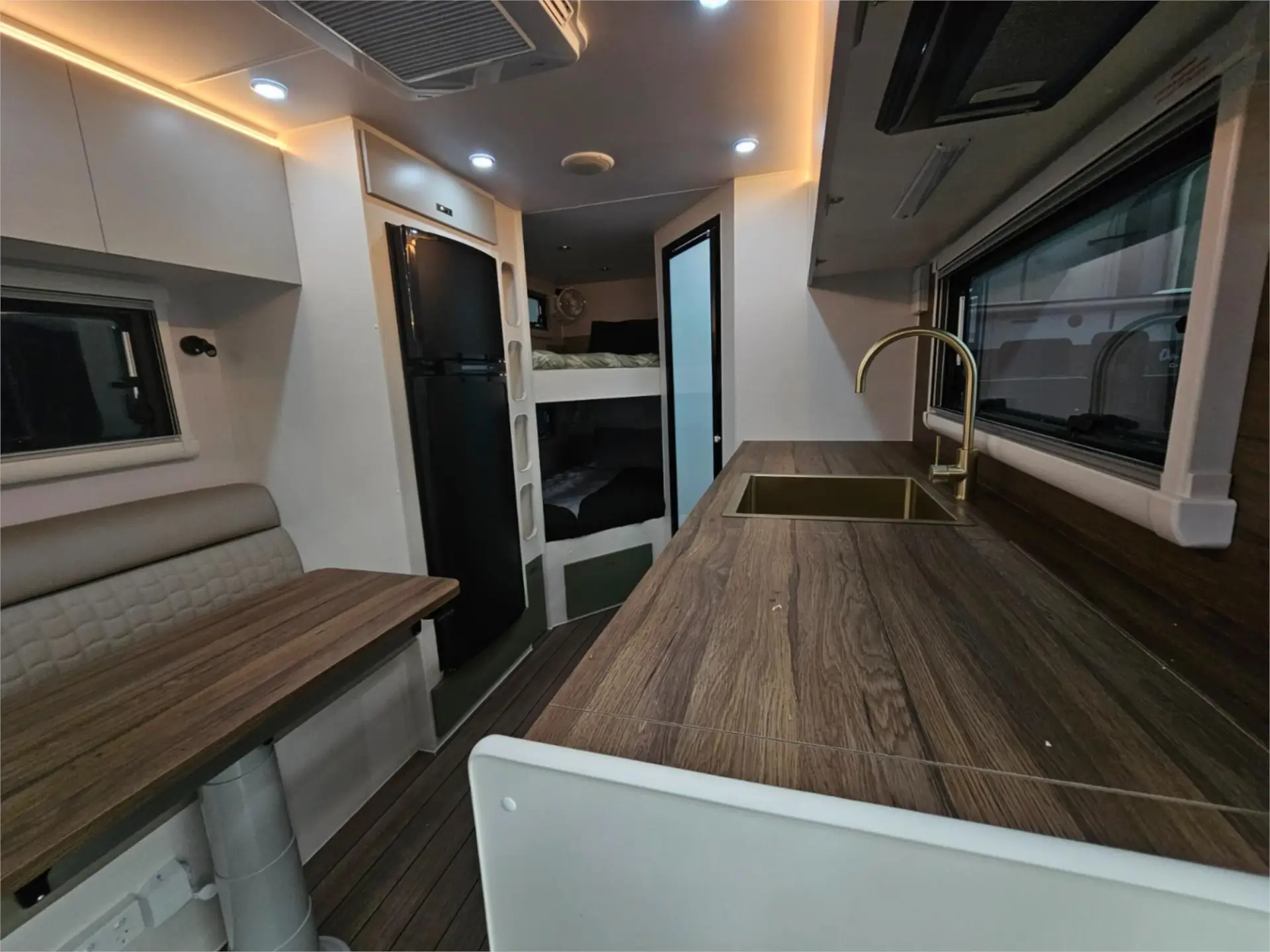 https://media-caravea.syd1.digitaloceanspaces.com/caravans/95EIC15234/exterior-36.webp