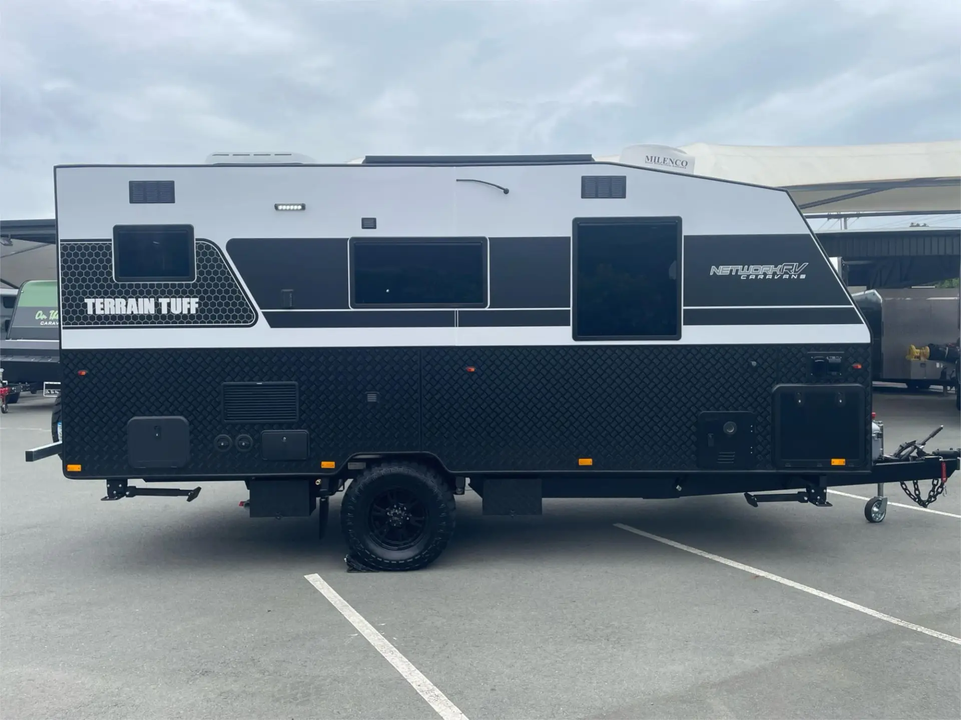 https://media-caravea.syd1.digitaloceanspaces.com/caravans/95EIC15303/exterior-12.webp
