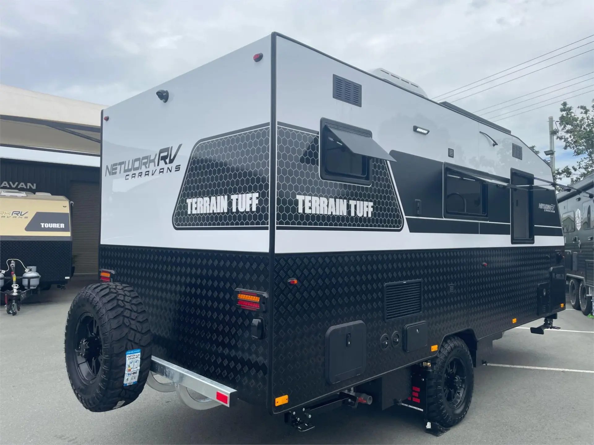 https://media-caravea.syd1.digitaloceanspaces.com/caravans/95EIC15303/exterior-13.webp