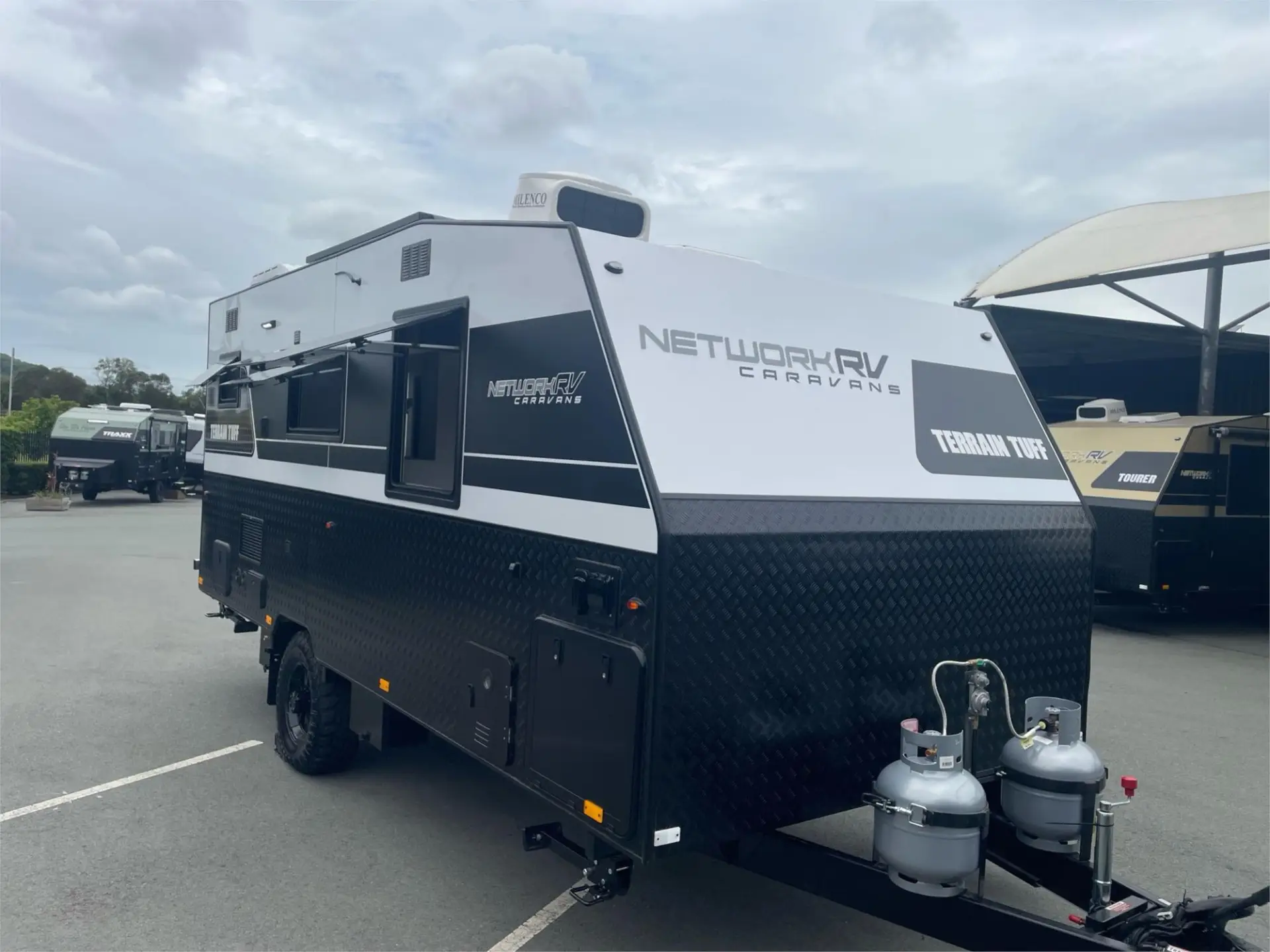 https://media-caravea.syd1.digitaloceanspaces.com/caravans/95EIC15303/exterior-14.webp