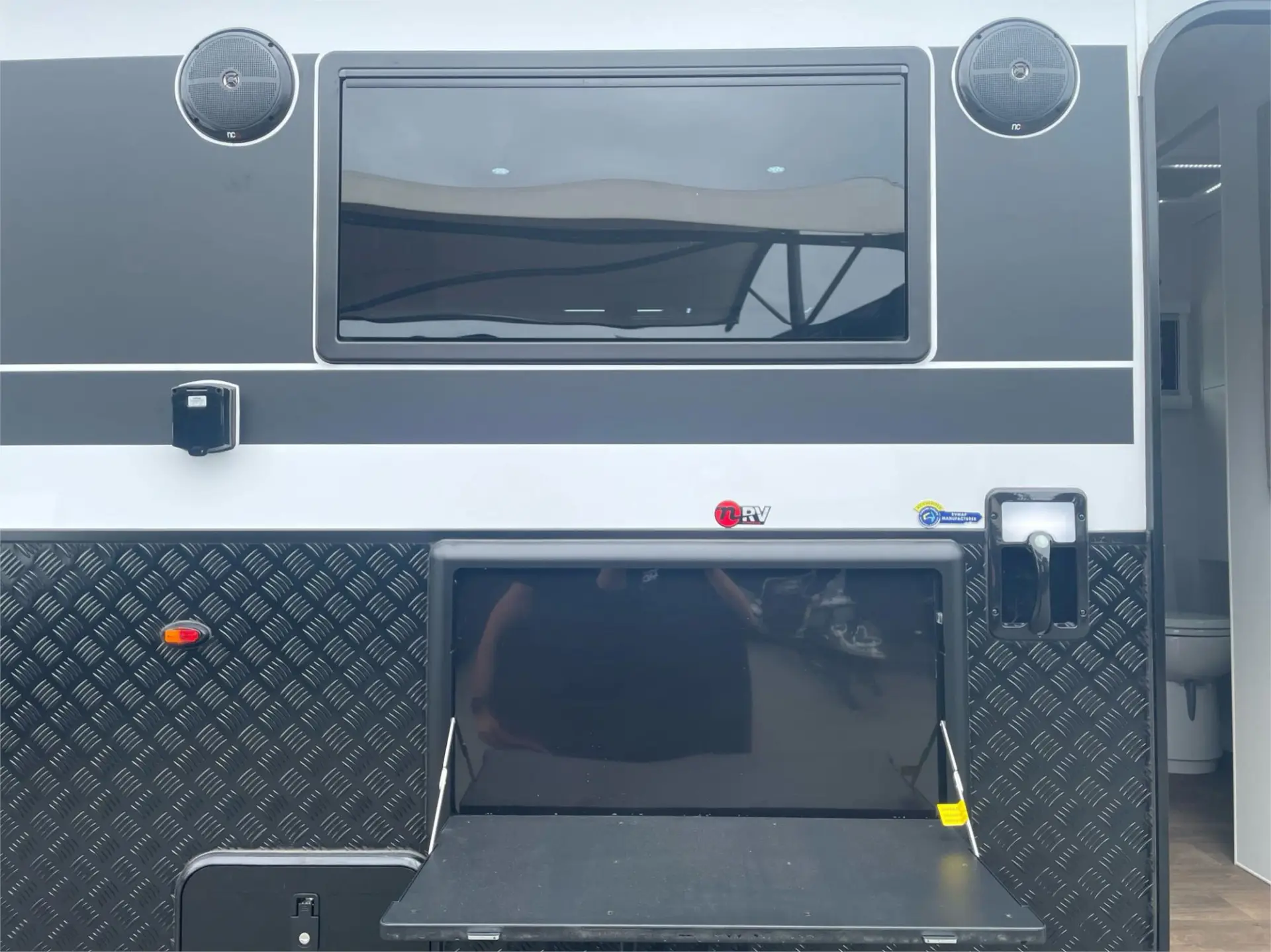 https://media-caravea.syd1.digitaloceanspaces.com/caravans/95EIC15303/exterior-17.webp