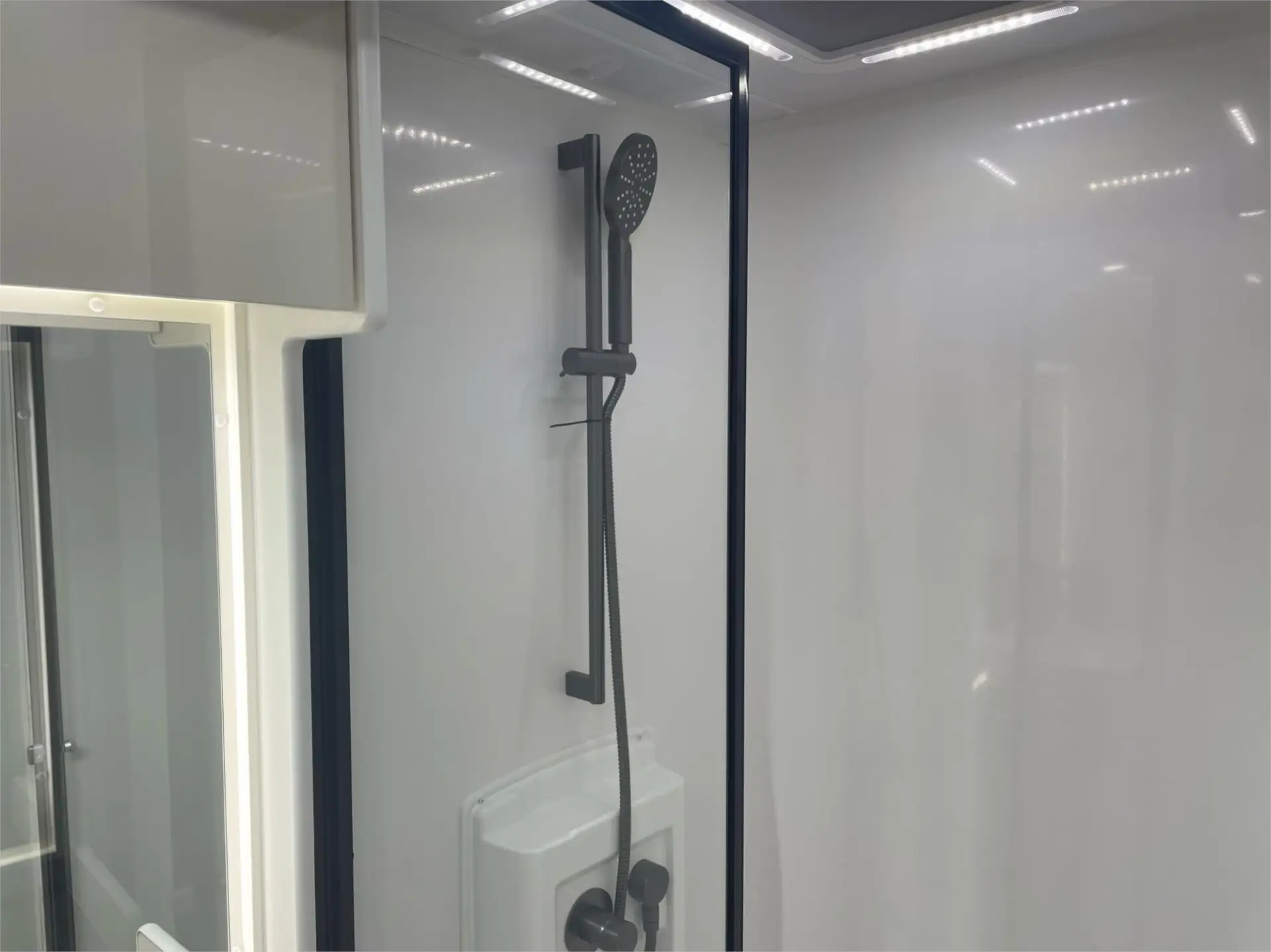 https://media-caravea.syd1.digitaloceanspaces.com/caravans/95EIC15303/exterior-2.webp