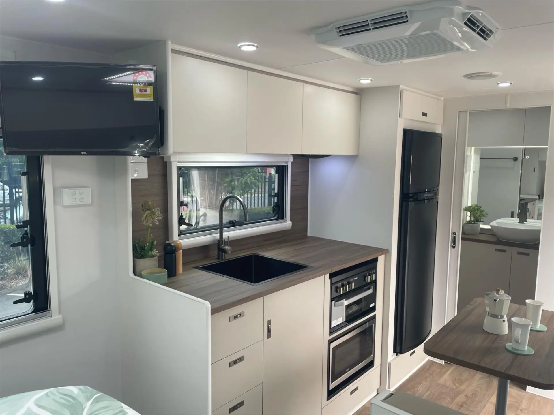 https://media-caravea.syd1.digitaloceanspaces.com/caravans/95EIC15303/exterior-23.webp