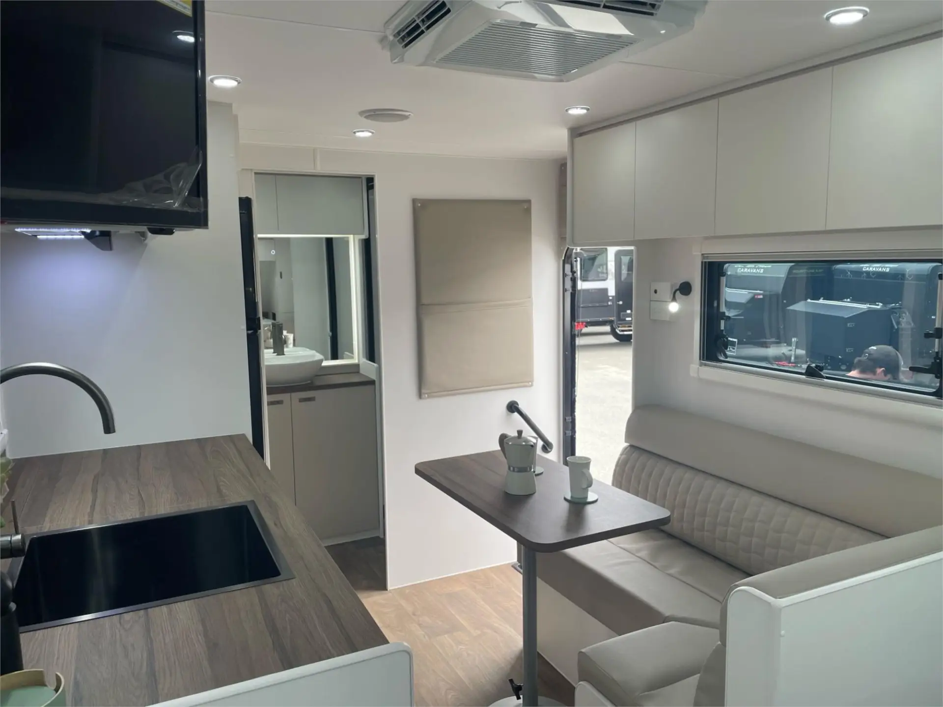https://media-caravea.syd1.digitaloceanspaces.com/caravans/95EIC15303/exterior-24.webp