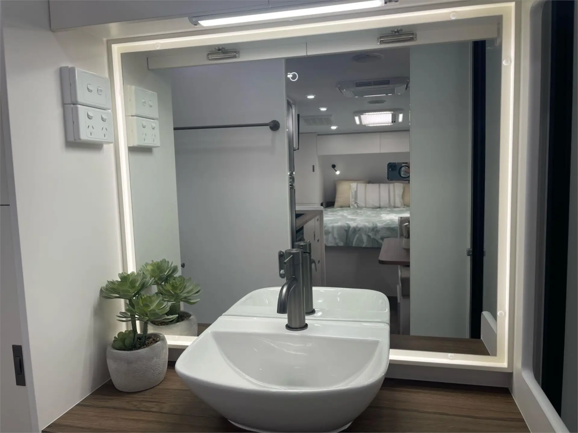 https://media-caravea.syd1.digitaloceanspaces.com/caravans/95EIC15303/exterior-3.webp