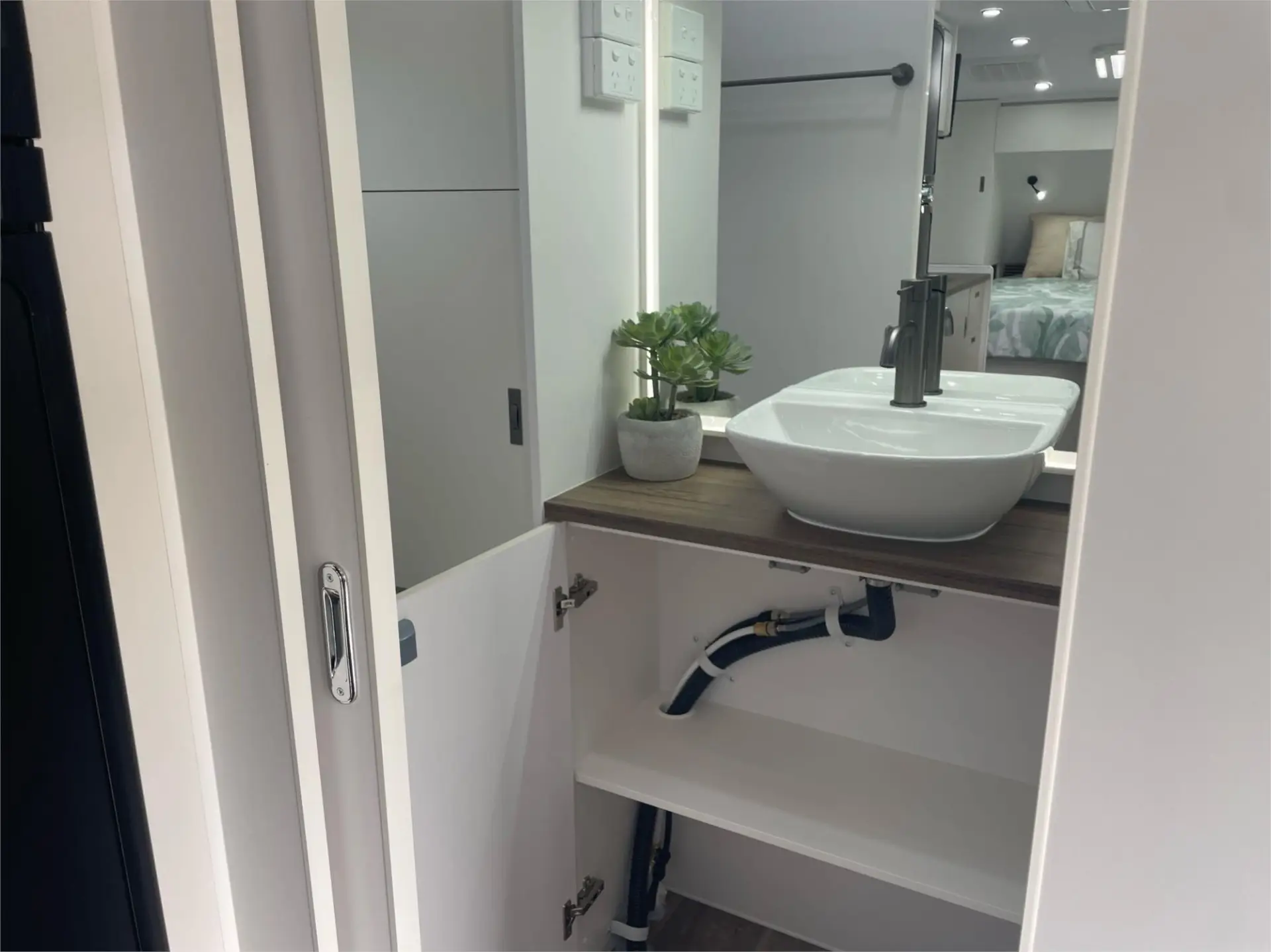 https://media-caravea.syd1.digitaloceanspaces.com/caravans/95EIC15303/exterior-5.webp