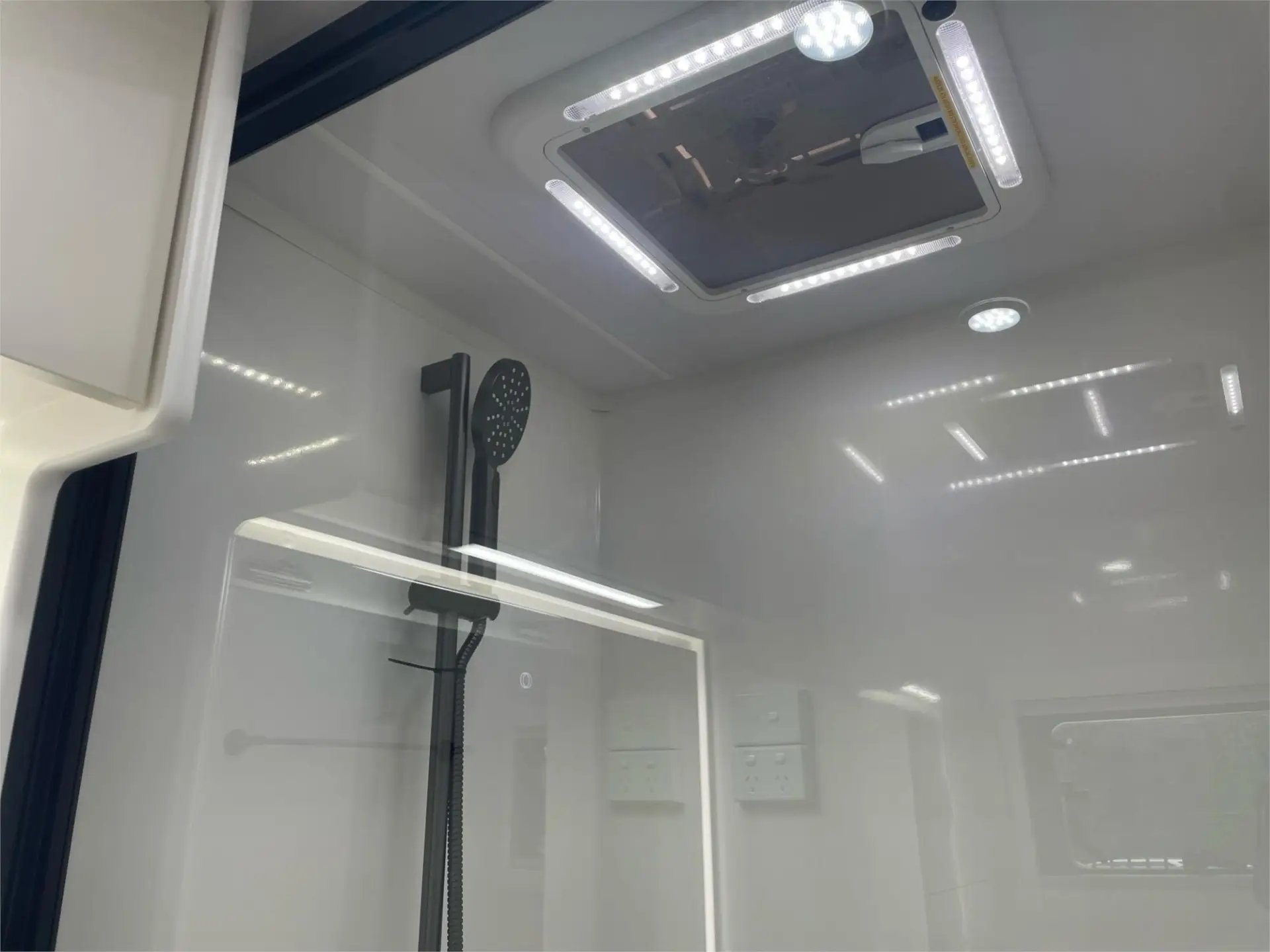 https://media-caravea.syd1.digitaloceanspaces.com/caravans/95EIC15303/exterior-6.webp