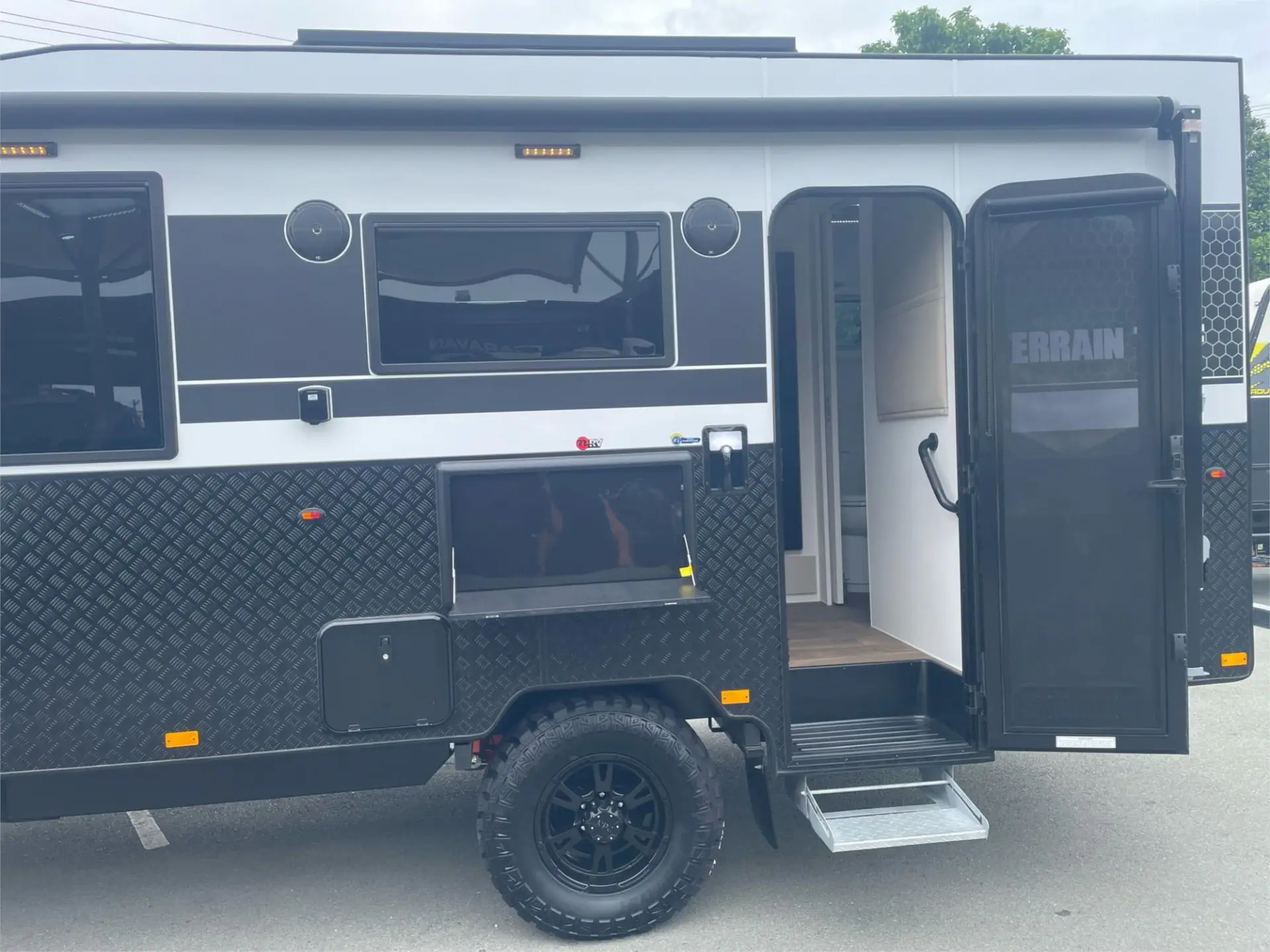 https://media-caravea.syd1.digitaloceanspaces.com/caravans/95EIC15303/exterior-8.webp