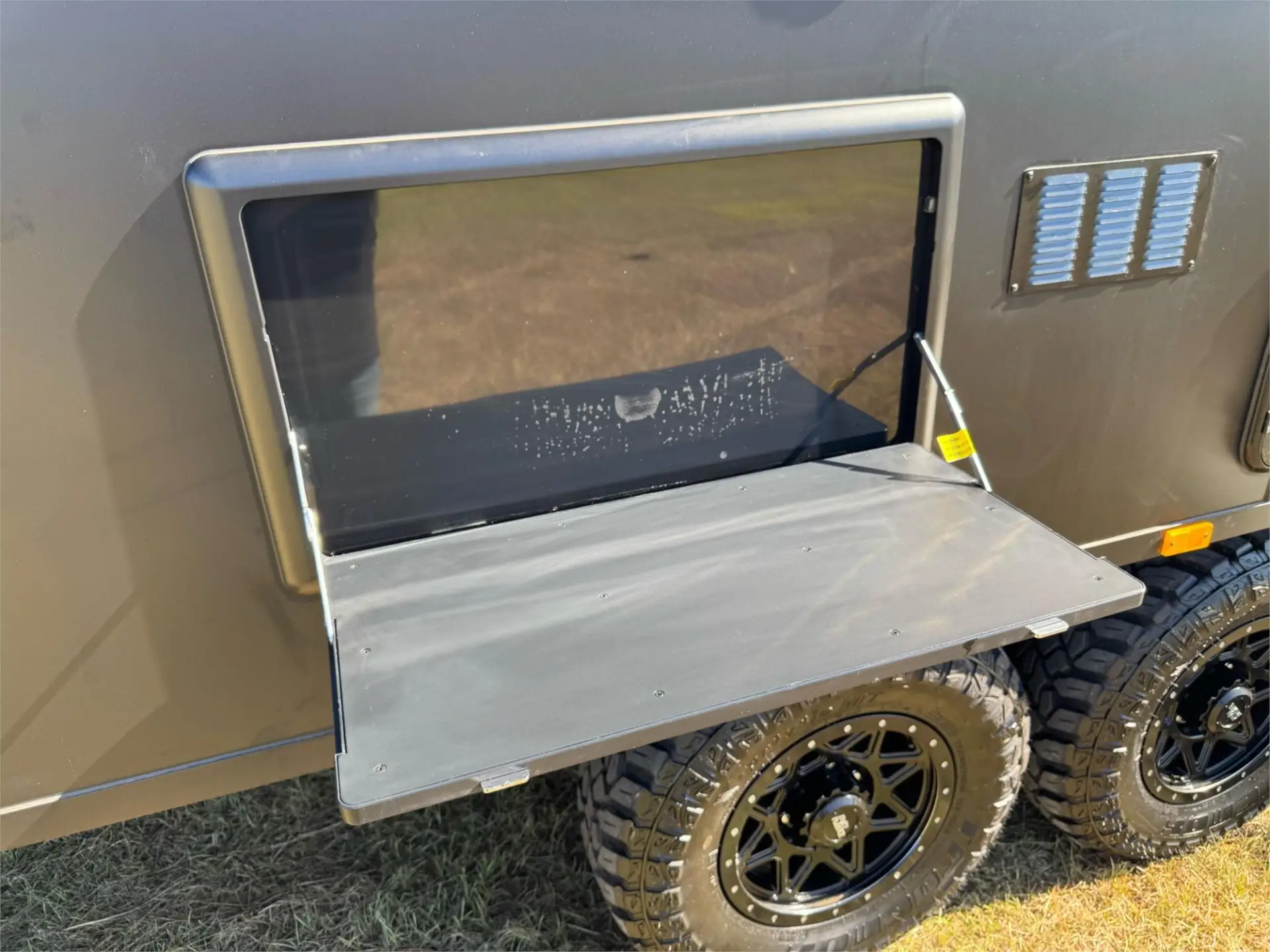https://media-caravea.syd1.digitaloceanspaces.com/caravans/95EIC15412/exterior-1.webp