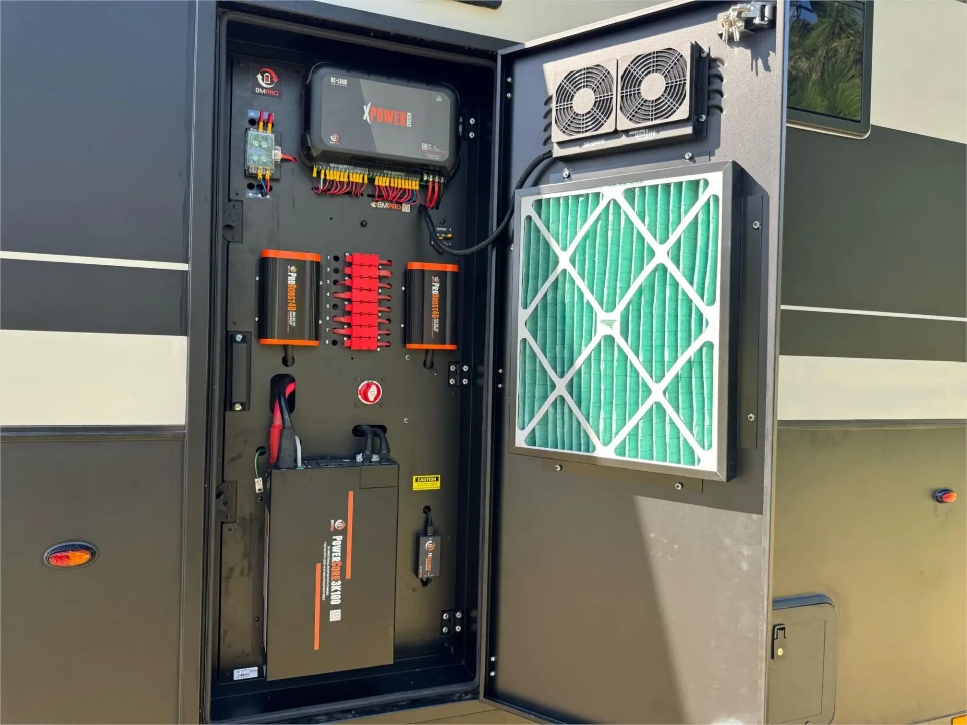 https://media-caravea.syd1.digitaloceanspaces.com/caravans/95EIC15412/exterior-10.webp