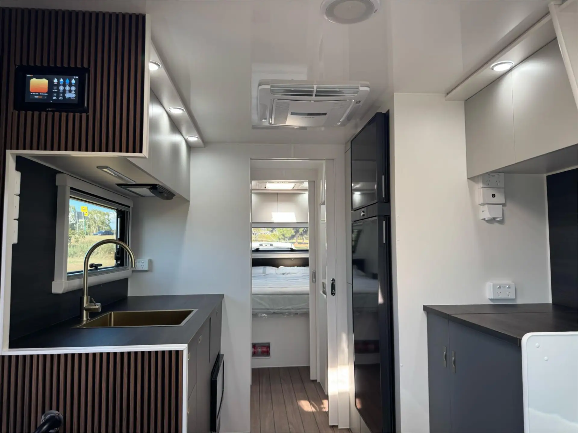 https://media-caravea.syd1.digitaloceanspaces.com/caravans/95EIC15412/exterior-11.webp