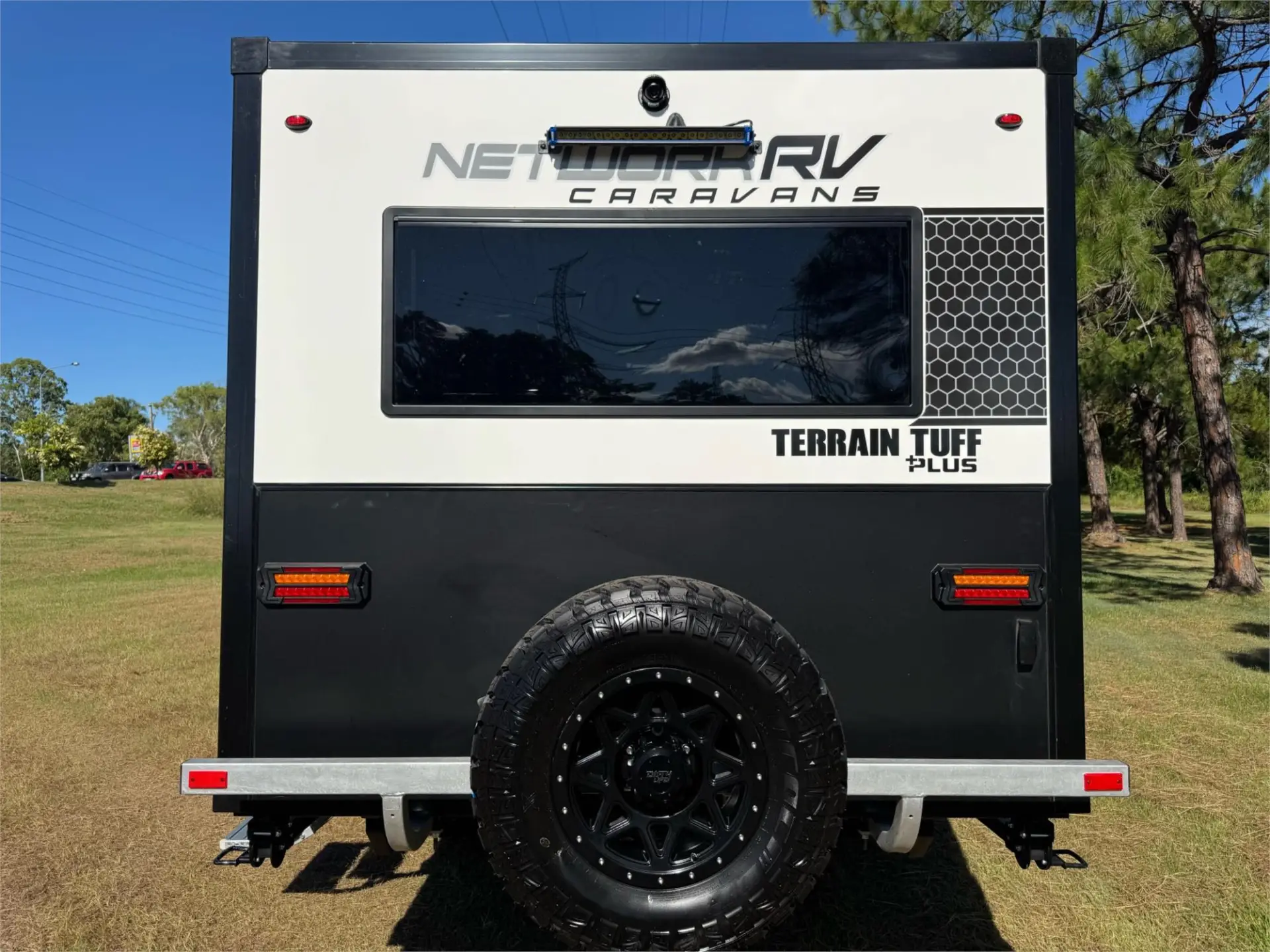 https://media-caravea.syd1.digitaloceanspaces.com/caravans/95EIC15412/exterior-16.webp