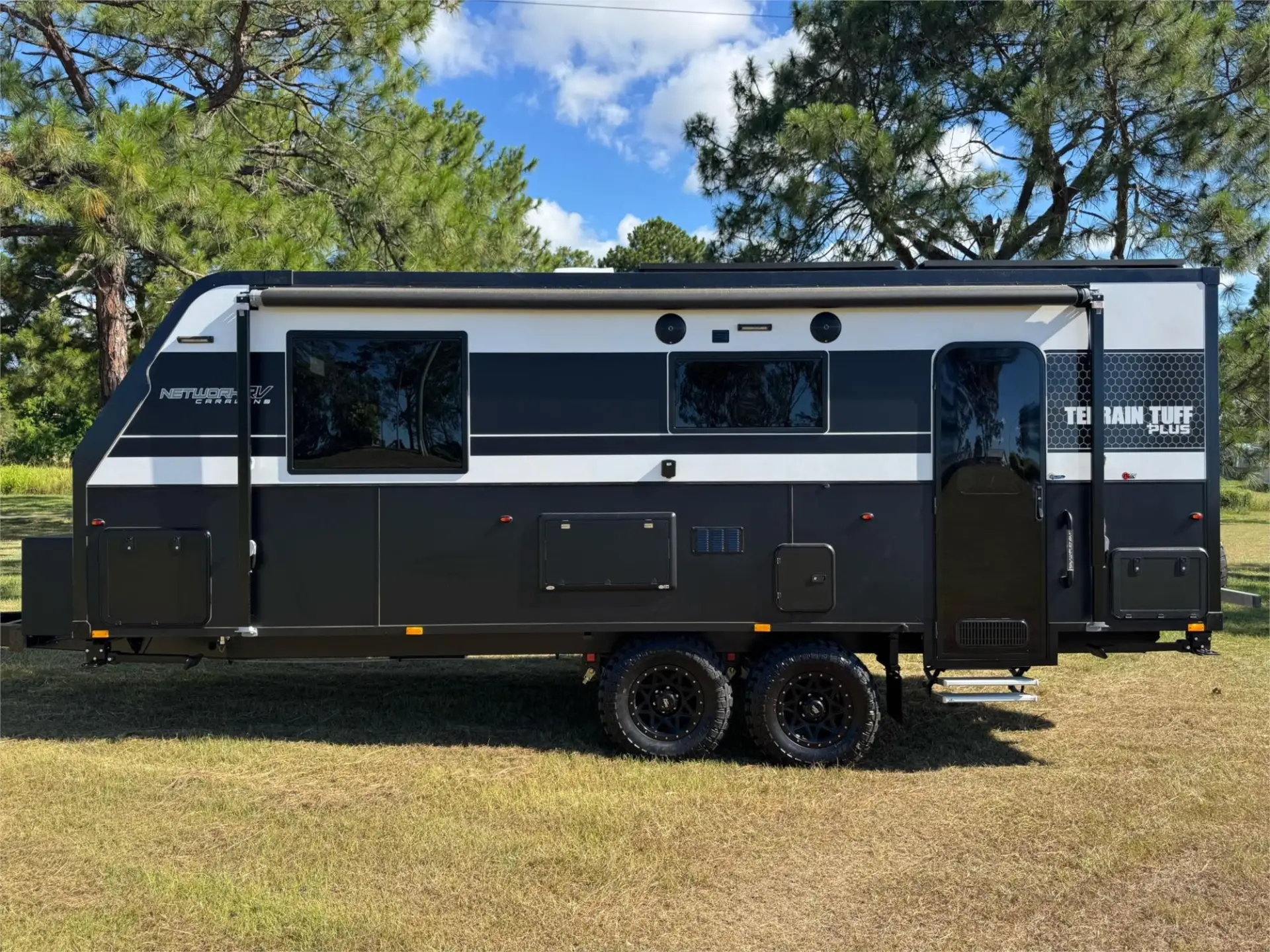 https://media-caravea.syd1.digitaloceanspaces.com/caravans/95EIC15412/exterior-18.webp