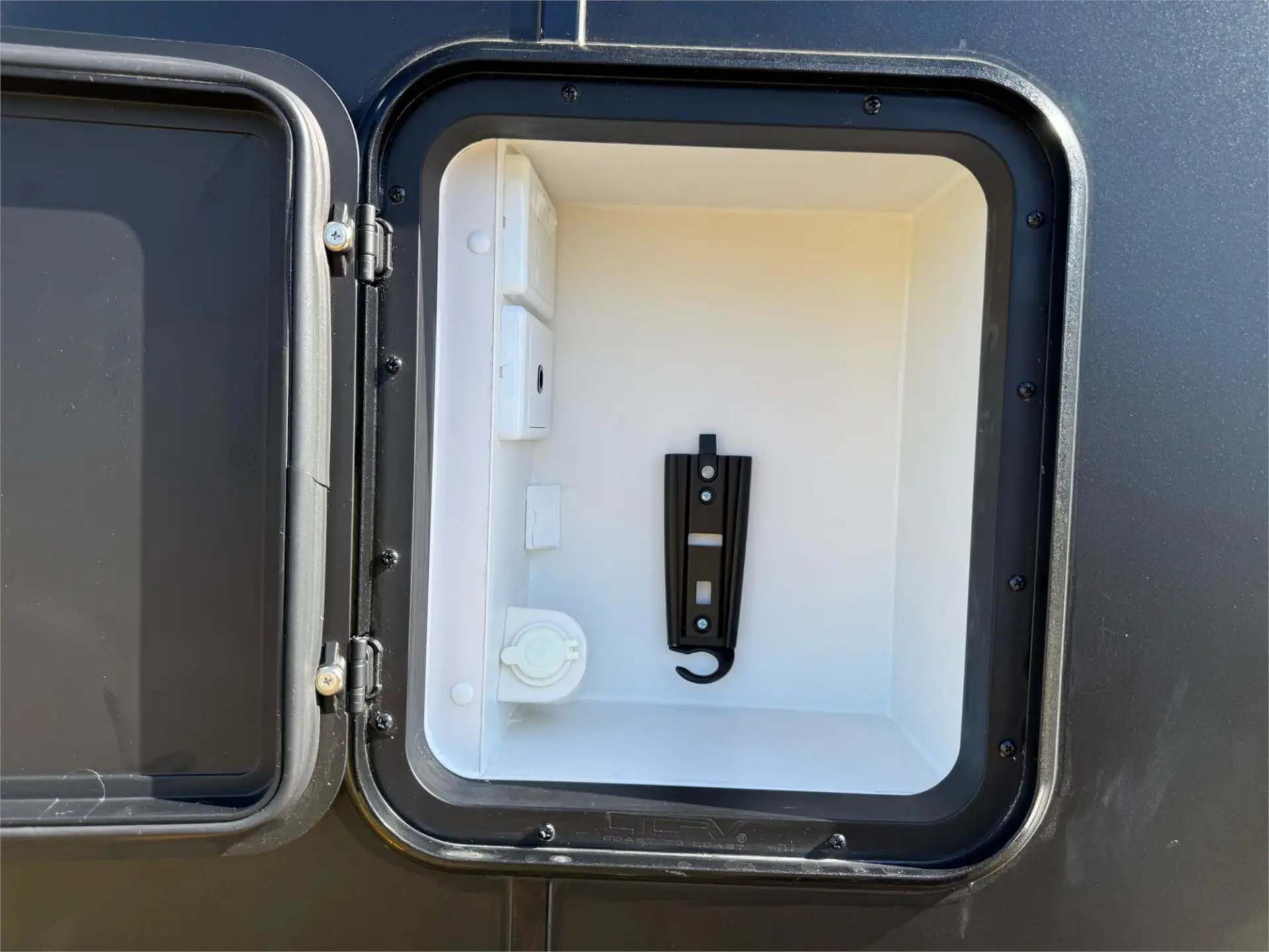 https://media-caravea.syd1.digitaloceanspaces.com/caravans/95EIC15412/exterior-2.webp